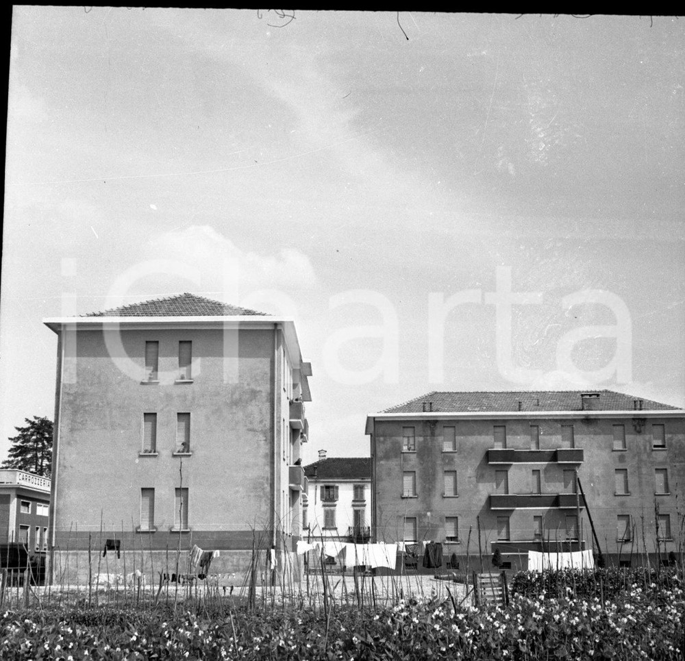 1951 BRESCIA Alloggi popolari  NEGATIVO ORIGINALE Negativo originale artistico in bianco e nero, su pellicola, in formato cm 6 x 6 CONDIZIONI: FAIR ICharta mette in vendita, sul negozio eBay e in esclusiva sul sito "icharta" il proprio archivio composto da numerose diapositive e negativi fotografici d'epoca, tutti originali e autentici, che attraversano la storia del costume italiano tra gli la fine degli anni Sessanta e Novanta.Si tratta di uno sguardo inedito sull'attualità, la politica, la vita quotidiana, il gossip e la cultura, che fotografa il cambiamento della nazione in quest'ultimo scorcio del XX secolo. Un'occasione unica per il mercato del collezionismo, che vede finalmente disponibile un archivio eccezionale per vastità, tematiche e condizioni, in un settore (il negativo fotografico e la diapositiva) di assoluta novità e dalle interessanti prospettive di investimento. CONDIZIONI:FAIR/discreto originale e autentica 1