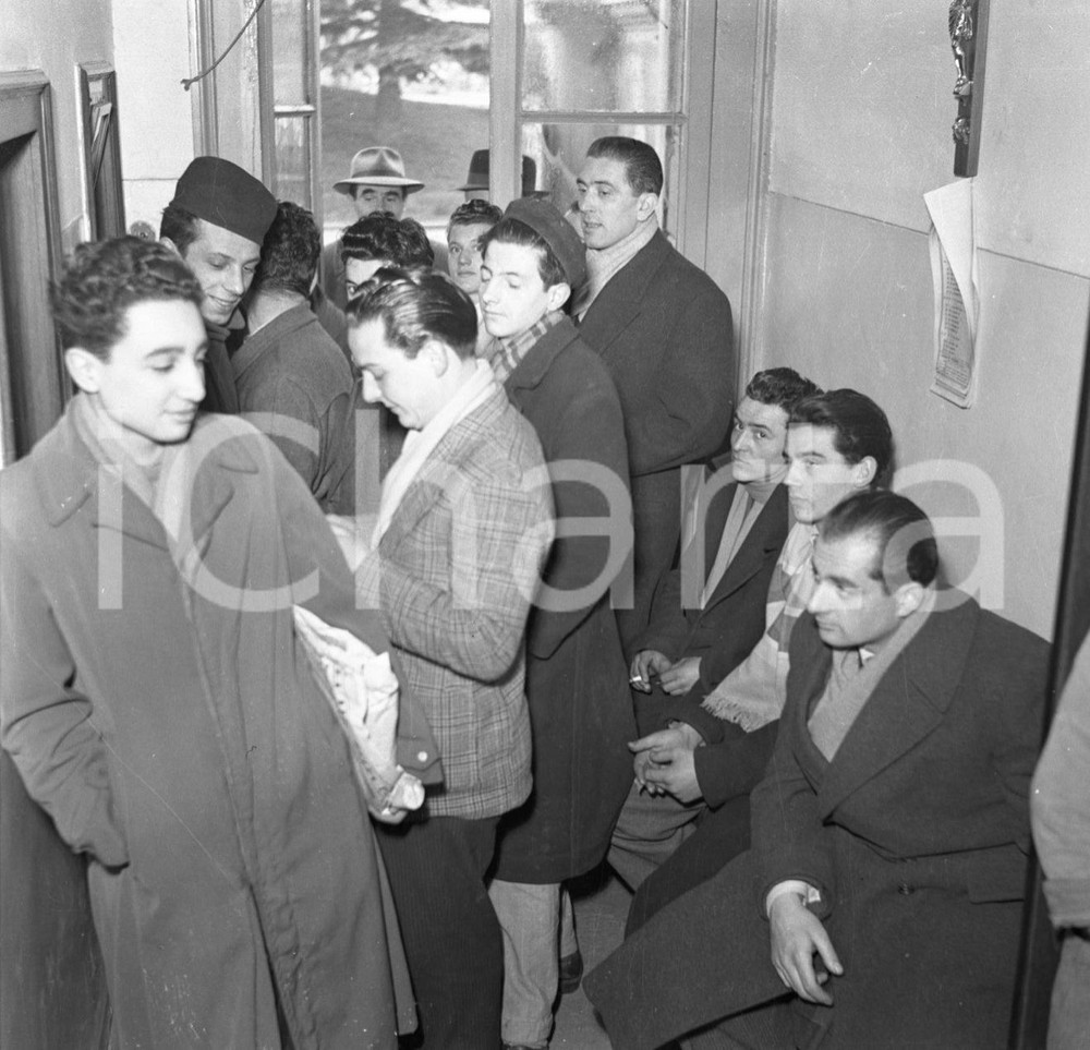 1951 BRESCIA Fila per assegnazione alloggi popolari  NEGATIVO ORIGINALE Negativo originale artistico in bianco e nero, su pellicola, in formato cm 6 x 6 CONDIZIONI: FAIR ICharta mette in vendita, sul negozio eBay e in esclusiva sul sito "icharta" il proprio archivio composto da numerose diapositive e negativi fotografici d'epoca, tutti originali e autentici, che attraversano la storia del costume italiano tra gli la fine degli anni Sessanta e Novanta.Si tratta di uno sguardo inedito sull'attualità, la politica, la vita quotidiana, il gossip e la cultura, che fotografa il cambiamento della nazione in quest'ultimo scorcio del XX secolo. Un'occasione unica per il mercato del collezionismo, che vede finalmente disponibile un archivio eccezionale per vastità, tematiche e condizioni, in un settore (il negativo fotografico e la diapositiva) di assoluta novità e dalle interessanti prospettive di investimento. CONDIZIONI:FAIR/discreto originale e autentica 1