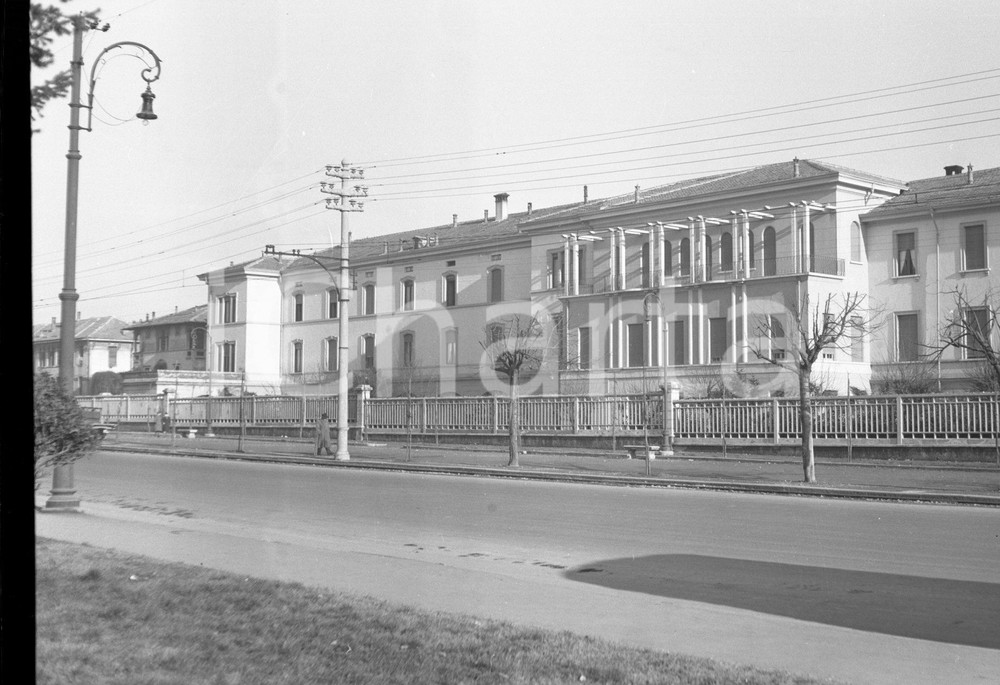 1949 BRESCIA Sede "Poliambulanza" 1 NEGATIVO ORIGINALE Negativo originale artistico in bianco e nero, su pellicola, in formato cm 9 x 6 CONDIZIONI: FAIR ICharta mette in vendita, sul negozio eBay e in esclusiva sul sito "icharta" il proprio archivio composto da numerose diapositive e negativi fotografici d'epoca, tutti originali e autentici, che attraversano la storia del costume italiano tra gli la fine degli anni Sessanta e Novanta.Si tratta di uno sguardo inedito sull'attualità, la politica, la vita quotidiana, il gossip e la cultura, che fotografa il cambiamento della nazione in quest'ultimo scorcio del XX secolo. Un'occasione unica per il mercato del collezionismo, che vede finalmente disponibile un archivio eccezionale per vastità, tematiche e condizioni, in un settore (il negativo fotografico e la diapositiva) di assoluta novità e dalle interessanti prospettive di investimento. CONDIZIONI:FAIR/discreto originale e autentica 1