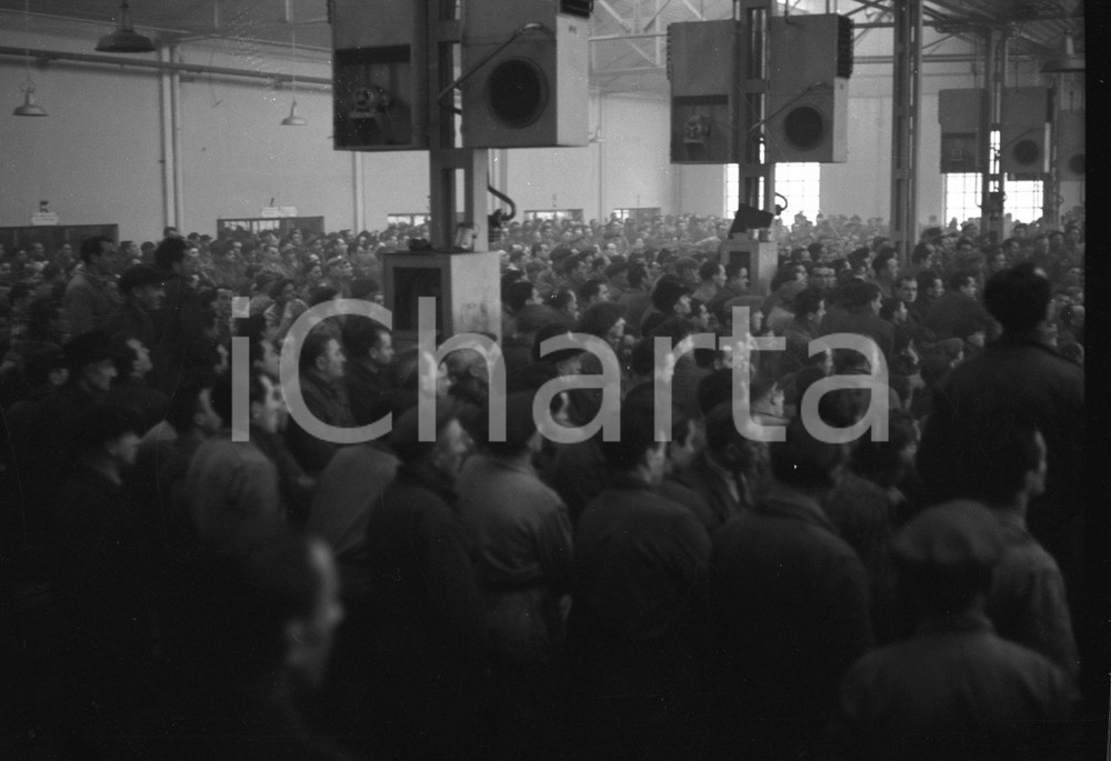 1950 BRESCIA Operai all'assemblea sindacale FIOM alla OM NEGATIVO ORIGINALE Negativo originale artistico in bianco e nero, su pellicola, in formato cm 9 x 6 CONDIZIONI: FAIR ICharta mette in vendita, sul negozio eBay e in esclusiva sul sito "icharta" il proprio archivio composto da numerose diapositive e negativi fotografici d'epoca, tutti originali e autentici, che attraversano la storia del costume italiano tra gli la fine degli anni Sessanta e Novanta.Si tratta di uno sguardo inedito sull'attualità, la politica, la vita quotidiana, il gossip e la cultura, che fotografa il cambiamento della nazione in quest'ultimo scorcio del XX secolo. Un'occasione unica per il mercato del collezionismo, che vede finalmente disponibile un archivio eccezionale per vastità, tematiche e condizioni, in un settore (il negativo fotografico e la diapositiva) di assoluta novità e dalle interessanti prospettive di investimento. CONDIZIONI:FAIR/discreto originale e autentica 1