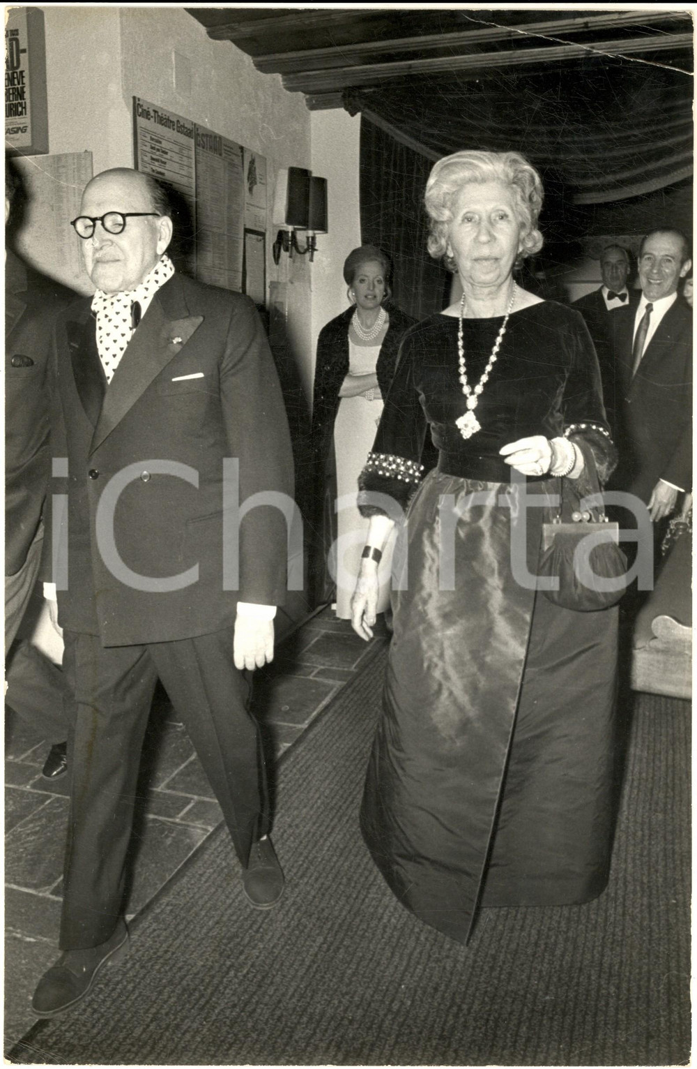 1970 ca PARIS Marcel DASSAULT con la moglie Madeleine Minckes a una serata ^Foto Fotografia d'epoca. CONDIZIONI: FAIR (piegature al lato destro)FORMATO: 20x30 cm      originale e autentica 1
