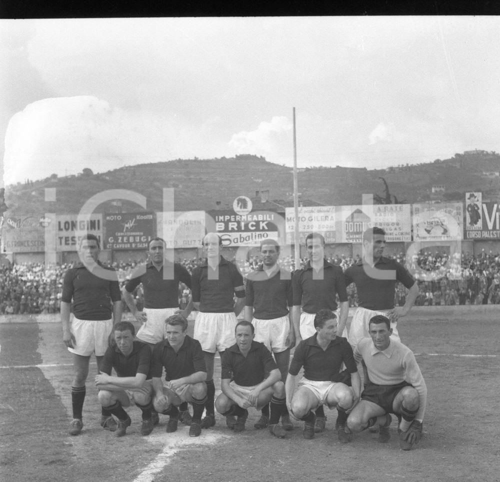 1951 BRESCIA CALCIO Campionato 1951/52 serie B  NEGATIVO ORIGINALE Negativo originale in bianco e nero su pellicola.  E' SEVERAMENTE VIETATA LA RIPRODUZIONE.TUTTI I DIRITTI SONO RISERVATI.ICharta mette in vendita, sul negozio eBay e in esclusiva sul sito "icharta" il proprio archivio composto da numerose diapositive e negativi fotografici d'epoca, tutti originali e autentici.Si tratta di uno sguardo inedito sull'attualità, la politica, la vita quotidiana, il gossip e la cultura, che fotografa il cambiamento della nazione (e non solo) tra il 1890 ed il 1990 circa. Un'occasione unica per il mercato del collezionismo, che vede finalmente disponibile un archivio eccezionale per vastità, tematiche e condizioni, in un settore (il negativo fotografico e la diapositiva) di assoluta novità e dalle interessanti prospettive di investimento. CONDIZIONI:POOR/danneggiato Aloni come da scansioneFORMATO: cm 6 x 6 originale e autentica 1