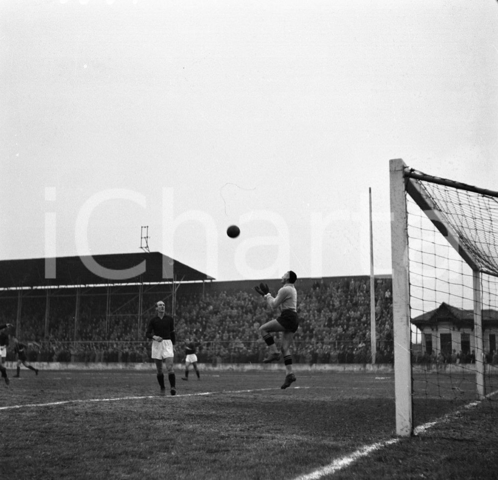 BRESCIA CALCIO Campionato 1951/52 serie B  NEGATIVO ORIGINALE 2 Negativo originale in bianco e nero su pellicola.  E' SEVERAMENTE VIETATA LA RIPRODUZIONE.TUTTI I DIRITTI SONO RISERVATI.ICharta mette in vendita, sul negozio eBay e in esclusiva sul sito "icharta" il proprio archivio composto da numerose diapositive e negativi fotografici d'epoca, tutti originali e autentici.Si tratta di uno sguardo inedito sull'attualità, la politica, la vita quotidiana, il gossip e la cultura, che fotografa il cambiamento della nazione (e non solo) tra il 1890 ed il 1990 circa. Un'occasione unica per il mercato del collezionismo, che vede finalmente disponibile un archivio eccezionale per vastità, tematiche e condizioni, in un settore (il negativo fotografico e la diapositiva) di assoluta novità e dalle interessanti prospettive di investimento. CONDIZIONI:FAIR/discretoFORMATO: cm 6 x 6 originale e autentica 1