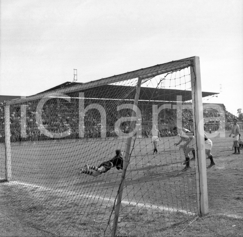 BRESCIA CALCIO Campionato 1951/52 serie B  NEGATIVO ORIGINALE 4 Negativo originale in bianco e nero su pellicola.  E' SEVERAMENTE VIETATA LA RIPRODUZIONE.TUTTI I DIRITTI SONO RISERVATI.ICharta mette in vendita, sul negozio eBay e in esclusiva sul sito "icharta" il proprio archivio composto da numerose diapositive e negativi fotografici d'epoca, tutti originali e autentici.Si tratta di uno sguardo inedito sull'attualità, la politica, la vita quotidiana, il gossip e la cultura, che fotografa il cambiamento della nazione (e non solo) tra il 1890 ed il 1990 circa. Un'occasione unica per il mercato del collezionismo, che vede finalmente disponibile un archivio eccezionale per vastità, tematiche e condizioni, in un settore (il negativo fotografico e la diapositiva) di assoluta novità e dalle interessanti prospettive di investimento. CONDIZIONI:FAIR/discretoFORMATO: cm 6 x 6 originale e autentica 1