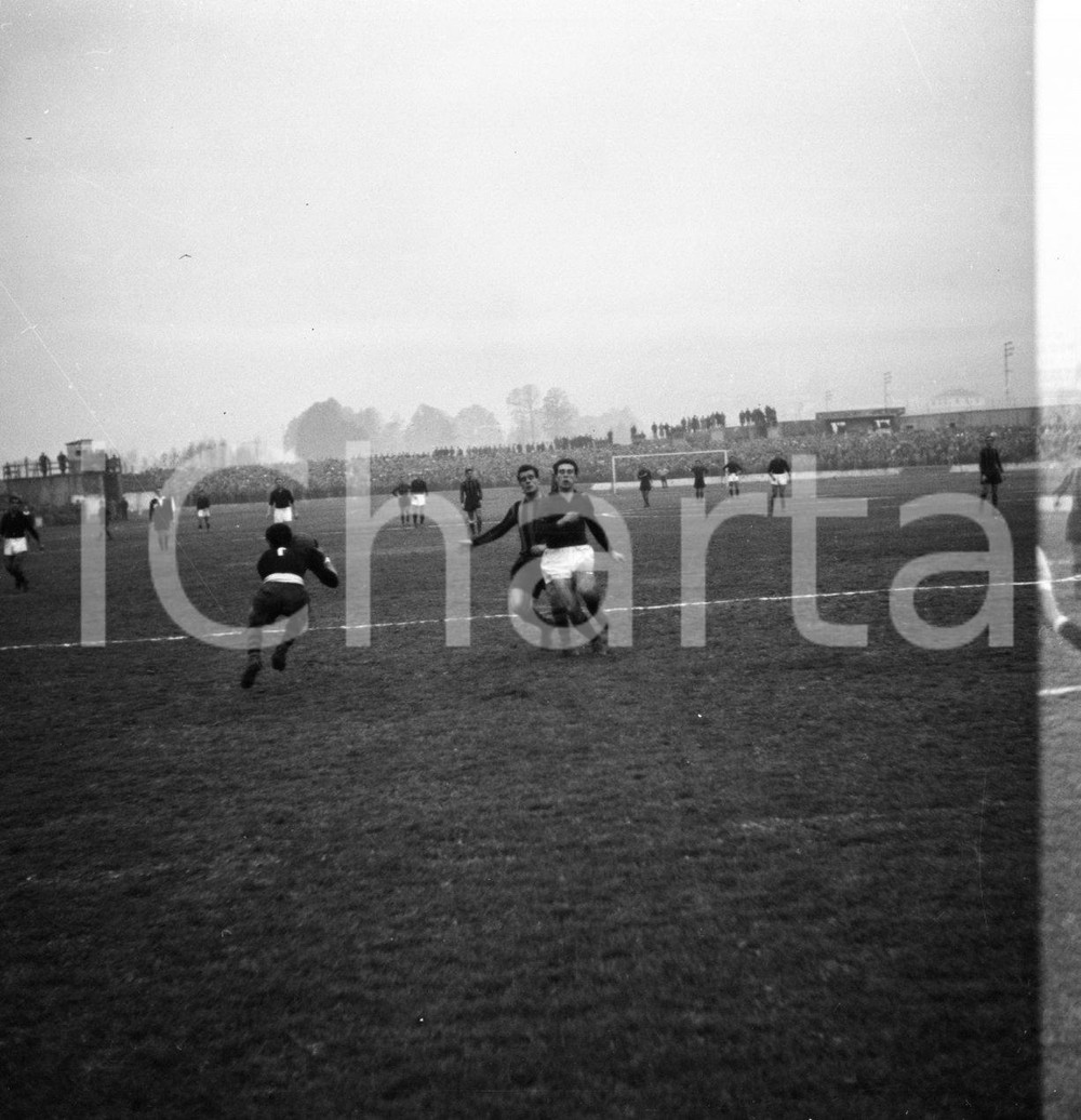 BRESCIA CALCIO Campionato 1951/52 serie B  NEGATIVO ORIGINALE 3 Negativo originale in bianco e nero su pellicola.  E' SEVERAMENTE VIETATA LA RIPRODUZIONE.TUTTI I DIRITTI SONO RISERVATI.ICharta mette in vendita, sul negozio eBay e in esclusiva sul sito "icharta" il proprio archivio composto da numerose diapositive e negativi fotografici d'epoca, tutti originali e autentici.Si tratta di uno sguardo inedito sull'attualità, la politica, la vita quotidiana, il gossip e la cultura, che fotografa il cambiamento della nazione (e non solo) tra il 1890 ed il 1990 circa. Un'occasione unica per il mercato del collezionismo, che vede finalmente disponibile un archivio eccezionale per vastità, tematiche e condizioni, in un settore (il negativo fotografico e la diapositiva) di assoluta novità e dalle interessanti prospettive di investimento. CONDIZIONI:FAIR/discretoFORMATO: cm 6 x 6 originale e autentica 1