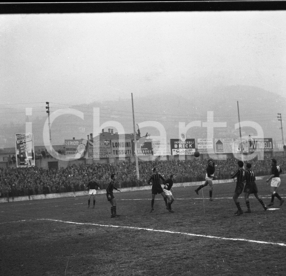 BRESCIA CALCIO Campionato 1951/52 serie B  NEGATIVO ORIGINALE 6 Negativo originale in bianco e nero su pellicola.  E' SEVERAMENTE VIETATA LA RIPRODUZIONE.TUTTI I DIRITTI SONO RISERVATI.ICharta mette in vendita, sul negozio eBay e in esclusiva sul sito "icharta" il proprio archivio composto da numerose diapositive e negativi fotografici d'epoca, tutti originali e autentici.Si tratta di uno sguardo inedito sull'attualità, la politica, la vita quotidiana, il gossip e la cultura, che fotografa il cambiamento della nazione (e non solo) tra il 1890 ed il 1990 circa. Un'occasione unica per il mercato del collezionismo, che vede finalmente disponibile un archivio eccezionale per vastità, tematiche e condizioni, in un settore (il negativo fotografico e la diapositiva) di assoluta novità e dalle interessanti prospettive di investimento. CONDIZIONI:FAIR/discretoFORMATO: cm 6 x 6 originale e autentica 1