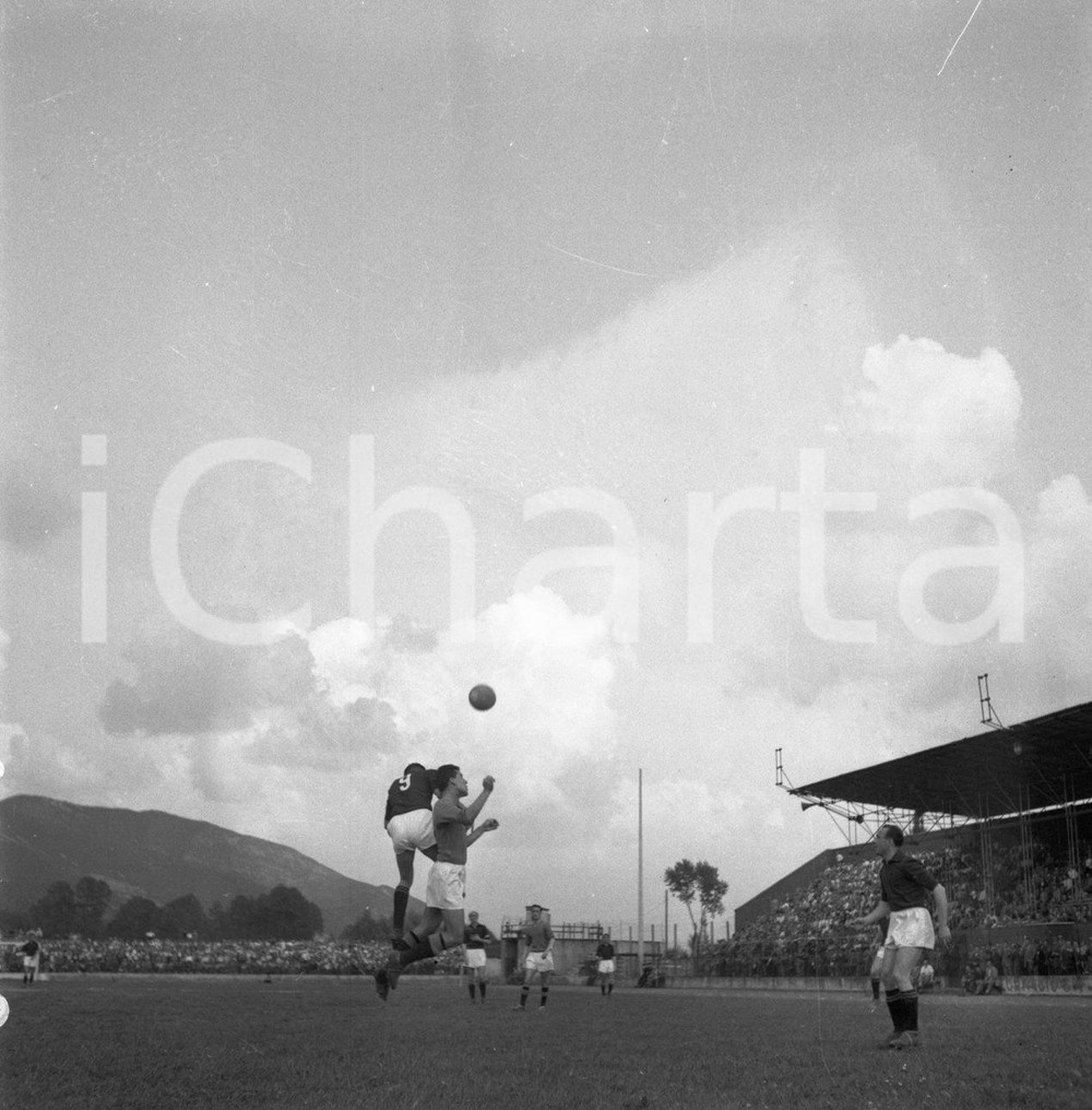 BRESCIA CALCIO Campionato 1951/52 serie B  NEGATIVO ORIGINALE (5) Negativo originale in bianco e nero su pellicola.  E' SEVERAMENTE VIETATA LA RIPRODUZIONE.TUTTI I DIRITTI SONO RISERVATI.ICharta mette in vendita, sul negozio eBay e in esclusiva sul sito "icharta" il proprio archivio composto da numerose diapositive e negativi fotografici d'epoca, tutti originali e autentici.Si tratta di uno sguardo inedito sull'attualità, la politica, la vita quotidiana, il gossip e la cultura, che fotografa il cambiamento della nazione (e non solo) tra il 1890 ed il 1990 circa. Un'occasione unica per il mercato del collezionismo, che vede finalmente disponibile un archivio eccezionale per vastità, tematiche e condizioni, in un settore (il negativo fotografico e la diapositiva) di assoluta novità e dalle interessanti prospettive di investimento. CONDIZIONI:FAIR/discretoFORMATO: cm 6 x 6 originale e autentica 1