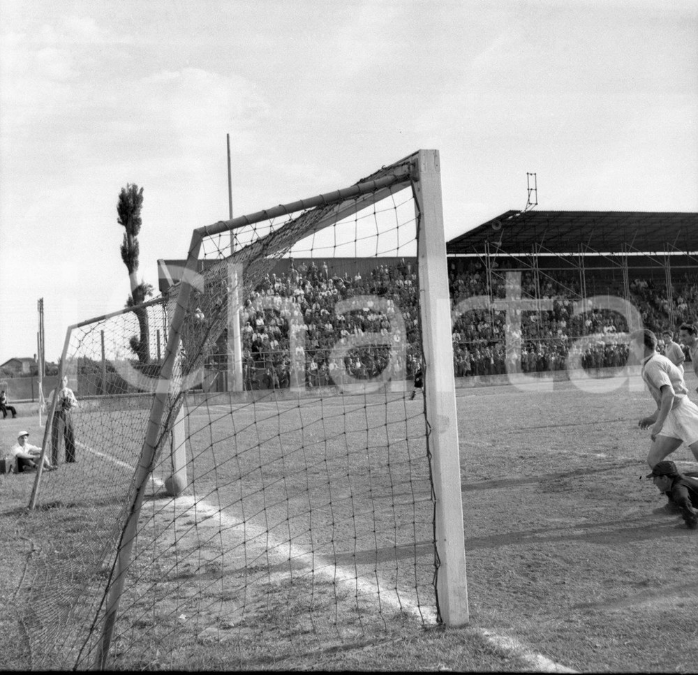 BRESCIA CALCIO Campionato 1951/52 serie B  NEGATIVO ORIGINALE 7 Negativo originale in bianco e nero su pellicola.  E' SEVERAMENTE VIETATA LA RIPRODUZIONE.TUTTI I DIRITTI SONO RISERVATI.ICharta mette in vendita, sul negozio eBay e in esclusiva sul sito "icharta" il proprio archivio composto da numerose diapositive e negativi fotografici d'epoca, tutti originali e autentici.Si tratta di uno sguardo inedito sull'attualità, la politica, la vita quotidiana, il gossip e la cultura, che fotografa il cambiamento della nazione (e non solo) tra il 1890 ed il 1990 circa. Un'occasione unica per il mercato del collezionismo, che vede finalmente disponibile un archivio eccezionale per vastità, tematiche e condizioni, in un settore (il negativo fotografico e la diapositiva) di assoluta novità e dalle interessanti prospettive di investimento. CONDIZIONI:FAIR/discretoFORMATO: cm 6 x 6 originale e autentica 1