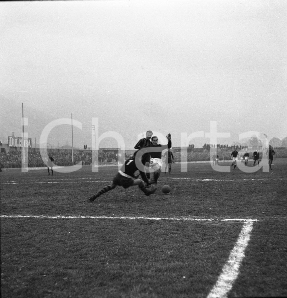 BRESCIA CALCIO Campionato 1951/52 serie B  NEGATIVO ORIGINALE 9 Negativo originale in bianco e nero su pellicola.  E' SEVERAMENTE VIETATA LA RIPRODUZIONE.TUTTI I DIRITTI SONO RISERVATI.ICharta mette in vendita, sul negozio eBay e in esclusiva sul sito "icharta" il proprio archivio composto da numerose diapositive e negativi fotografici d'epoca, tutti originali e autentici.Si tratta di uno sguardo inedito sull'attualità, la politica, la vita quotidiana, il gossip e la cultura, che fotografa il cambiamento della nazione (e non solo) tra il 1890 ed il 1990 circa. Un'occasione unica per il mercato del collezionismo, che vede finalmente disponibile un archivio eccezionale per vastità, tematiche e condizioni, in un settore (il negativo fotografico e la diapositiva) di assoluta novità e dalle interessanti prospettive di investimento. CONDIZIONI:FAIR/discretoFORMATO: cm 6 x 6 originale e autentica 1