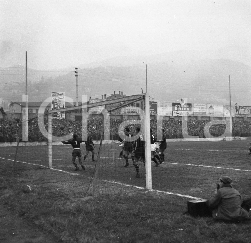 BRESCIA CALCIO Campionato 1951/52 serie B  NEGATIVO ORIGINALE_ Negativo originale in bianco e nero su pellicola.  E' SEVERAMENTE VIETATA LA RIPRODUZIONE.TUTTI I DIRITTI SONO RISERVATI.ICharta mette in vendita, sul negozio eBay e in esclusiva sul sito "icharta" il proprio archivio composto da numerose diapositive e negativi fotografici d'epoca, tutti originali e autentici.Si tratta di uno sguardo inedito sull'attualità, la politica, la vita quotidiana, il gossip e la cultura, che fotografa il cambiamento della nazione (e non solo) tra il 1890 ed il 1990 circa. Un'occasione unica per il mercato del collezionismo, che vede finalmente disponibile un archivio eccezionale per vastità, tematiche e condizioni, in un settore (il negativo fotografico e la diapositiva) di assoluta novità e dalle interessanti prospettive di investimento. CONDIZIONI:FAIR/discretoFORMATO: cm 6 x 6 originale e autentica 1