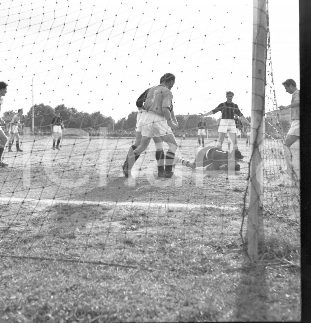 BRESCIA CALCIO Campionato 1951/52 serie B  NEGATIVO ORIGINALE 11 Negativo originale in bianco e nero su pellicola.  E' SEVERAMENTE VIETATA LA RIPRODUZIONE.TUTTI I DIRITTI SONO RISERVATI.ICharta mette in vendita, sul negozio eBay e in esclusiva sul sito "icharta" il proprio archivio composto da numerose diapositive e negativi fotografici d'epoca, tutti originali e autentici.Si tratta di uno sguardo inedito sull'attualità, la politica, la vita quotidiana, il gossip e la cultura, che fotografa il cambiamento della nazione (e non solo) tra il 1890 ed il 1990 circa. Un'occasione unica per il mercato del collezionismo, che vede finalmente disponibile un archivio eccezionale per vastità, tematiche e condizioni, in un settore (il negativo fotografico e la diapositiva) di assoluta novità e dalle interessanti prospettive di investimento. CONDIZIONI:FAIR/discretoFORMATO: cm 6 x 6 originale e autentica 1
