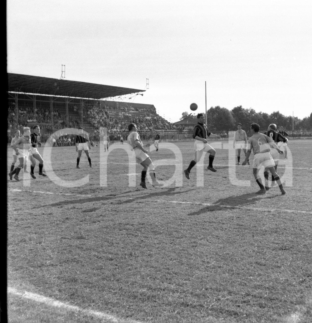 BRESCIA CALCIO Campionato 1951/52 serie B  NEGATIVO ORIGINALE 10 Negativo originale in bianco e nero su pellicola.  E' SEVERAMENTE VIETATA LA RIPRODUZIONE.TUTTI I DIRITTI SONO RISERVATI.ICharta mette in vendita, sul negozio eBay e in esclusiva sul sito "icharta" il proprio archivio composto da numerose diapositive e negativi fotografici d'epoca, tutti originali e autentici.Si tratta di uno sguardo inedito sull'attualità, la politica, la vita quotidiana, il gossip e la cultura, che fotografa il cambiamento della nazione (e non solo) tra il 1890 ed il 1990 circa. Un'occasione unica per il mercato del collezionismo, che vede finalmente disponibile un archivio eccezionale per vastità, tematiche e condizioni, in un settore (il negativo fotografico e la diapositiva) di assoluta novità e dalle interessanti prospettive di investimento. CONDIZIONI:FAIR/discretoFORMATO: cm 6 x 6 originale e autentica 1