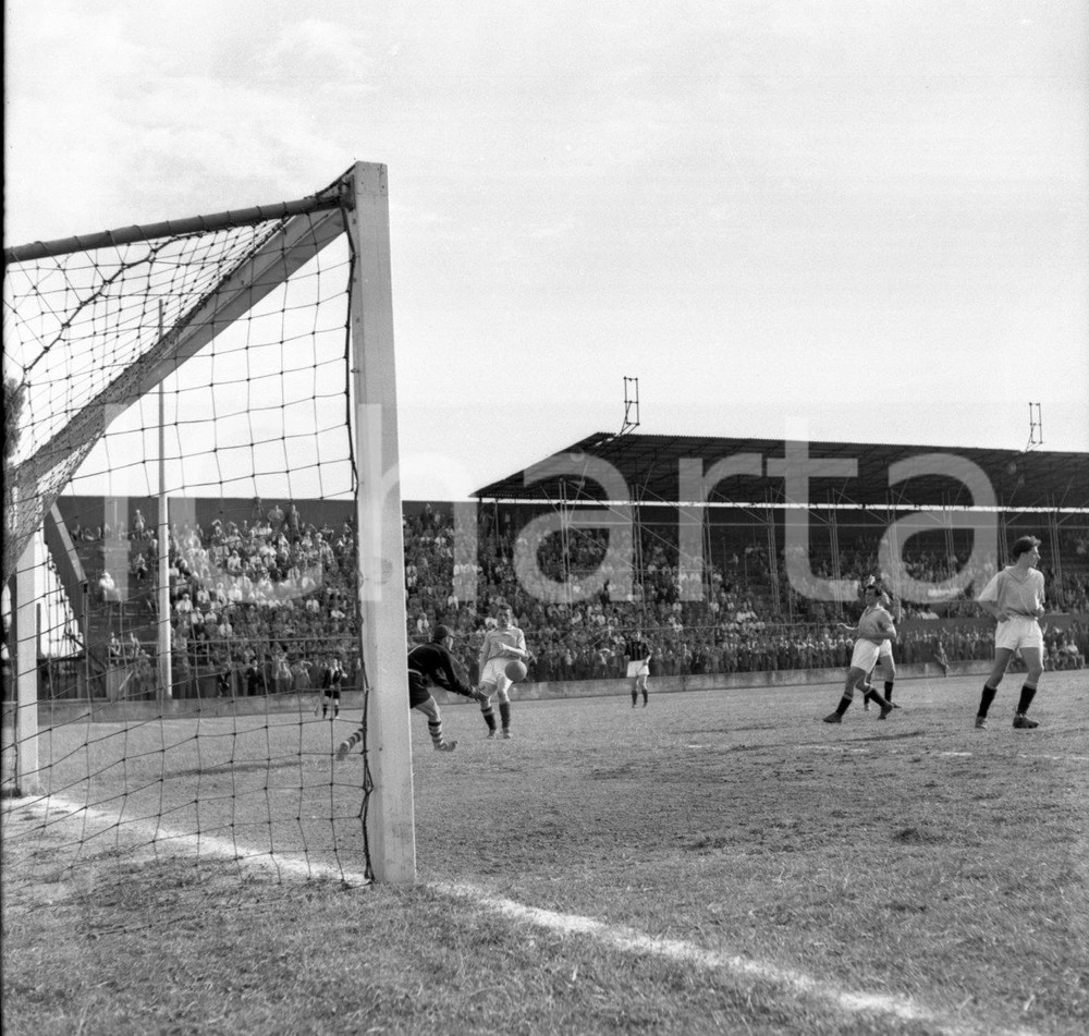 BRESCIA CALCIO Campionato 1951/52 serie B  NEGATIVO ORIGINALE 12 Negativo originale in bianco e nero su pellicola.  E' SEVERAMENTE VIETATA LA RIPRODUZIONE.TUTTI I DIRITTI SONO RISERVATI.ICharta mette in vendita, sul negozio eBay e in esclusiva sul sito "icharta" il proprio archivio composto da numerose diapositive e negativi fotografici d'epoca, tutti originali e autentici.Si tratta di uno sguardo inedito sull'attualità, la politica, la vita quotidiana, il gossip e la cultura, che fotografa il cambiamento della nazione (e non solo) tra il 1890 ed il 1990 circa. Un'occasione unica per il mercato del collezionismo, che vede finalmente disponibile un archivio eccezionale per vastità, tematiche e condizioni, in un settore (il negativo fotografico e la diapositiva) di assoluta novità e dalle interessanti prospettive di investimento. CONDIZIONI:FAIR/discretoFORMATO: cm 6 x 6 originale e autentica 1
