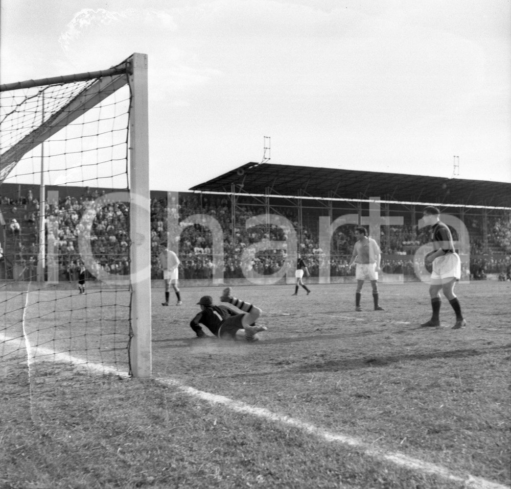 BRESCIA CALCIO Campionato 1951/52 serie B  NEGATIVO ORIGINALE 14 Negativo originale in bianco e nero su pellicola.  E' SEVERAMENTE VIETATA LA RIPRODUZIONE.TUTTI I DIRITTI SONO RISERVATI.ICharta mette in vendita, sul negozio eBay e in esclusiva sul sito "icharta" il proprio archivio composto da numerose diapositive e negativi fotografici d'epoca, tutti originali e autentici.Si tratta di uno sguardo inedito sull'attualità, la politica, la vita quotidiana, il gossip e la cultura, che fotografa il cambiamento della nazione (e non solo) tra il 1890 ed il 1990 circa. Un'occasione unica per il mercato del collezionismo, che vede finalmente disponibile un archivio eccezionale per vastità, tematiche e condizioni, in un settore (il negativo fotografico e la diapositiva) di assoluta novità e dalle interessanti prospettive di investimento. CONDIZIONI:POOR/danneggiato Difetti come da scansioneFORMATO: cm 6 x 6 originale e autentica 1