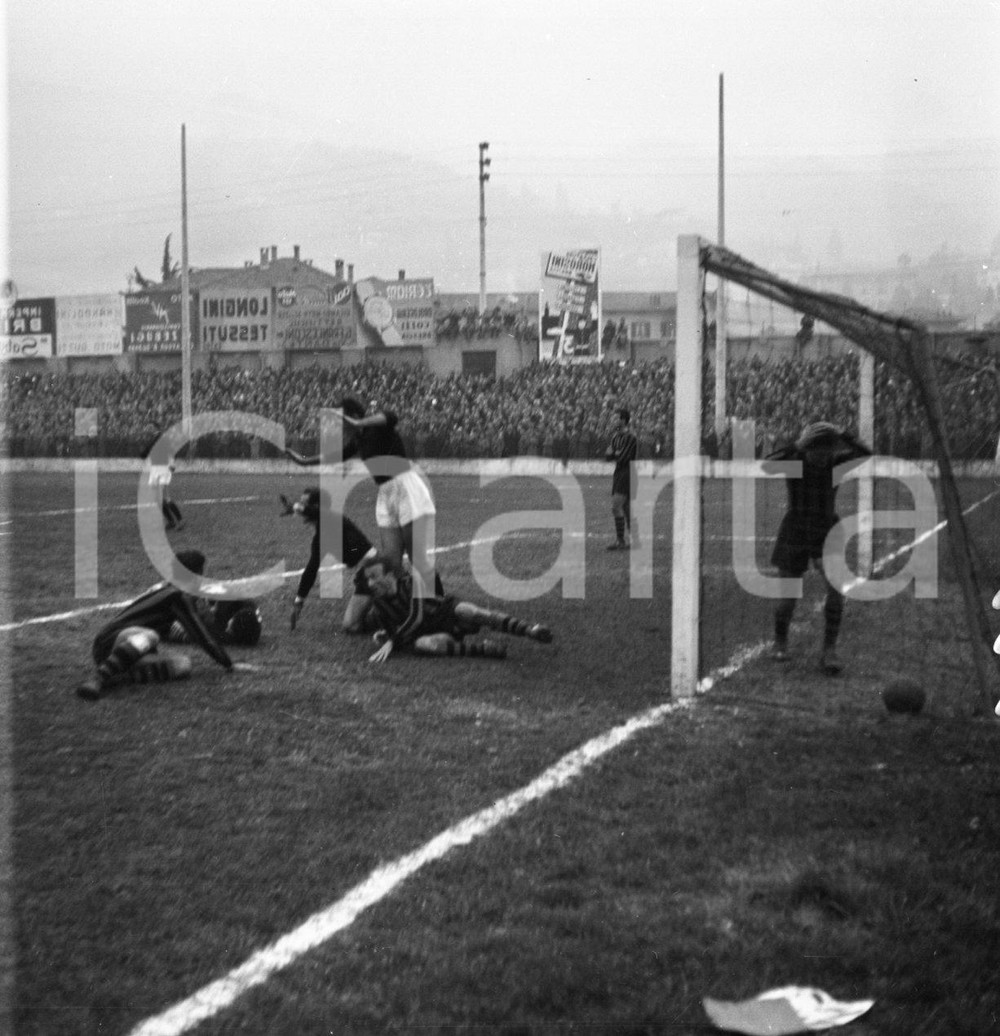 BRESCIA CALCIO Campionato 1951/52 serie B  NEGATIVO_ ORIGINALE Negativo originale in bianco e nero su pellicola.  E' SEVERAMENTE VIETATA LA RIPRODUZIONE.TUTTI I DIRITTI SONO RISERVATI.ICharta mette in vendita, sul negozio eBay e in esclusiva sul sito "icharta" il proprio archivio composto da numerose diapositive e negativi fotografici d'epoca, tutti originali e autentici.Si tratta di uno sguardo inedito sull'attualità, la politica, la vita quotidiana, il gossip e la cultura, che fotografa il cambiamento della nazione (e non solo) tra il 1890 ed il 1990 circa. Un'occasione unica per il mercato del collezionismo, che vede finalmente disponibile un archivio eccezionale per vastità, tematiche e condizioni, in un settore (il negativo fotografico e la diapositiva) di assoluta novità e dalle interessanti prospettive di investimento. CONDIZIONI:FAIR/discretoFORMATO: cm 6 x 6 originale e autentica 1