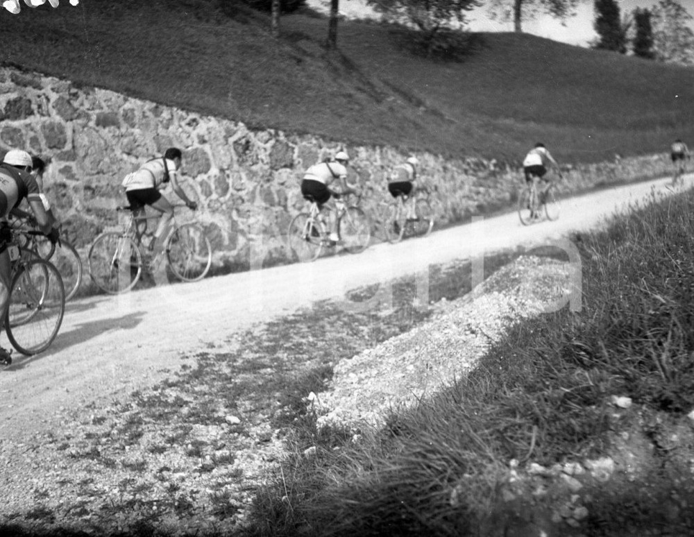 1949 MILANO-BRESCIA Ottava edizione della corsa ciclistica 1 NEGATIVO ORIGINALE Nel negativo tratto di strada sterrata e in salita.Negativo originale in bianco e nero, su pellicola, in formato cm 6 x 4,5 CONDIZIONI: FAIR E' SEVERAMENTE VIETATA LA RIPRODUZIONE.TUTTI I DIRITTI SONO RISERVATI.ICharta mette in vendita, sul negozio eBay e in esclusiva sul sito "icharta" il proprio archivio composto da numerose diapositive e negativi fotografici d'epoca, tutti originali e autentici.Si tratta di uno sguardo inedito sull'attualità, la politica, la vita quotidiana, il gossip e la cultura, che fotografa il cambiamento della nazione (e non solo) tra il 1890 ed il 1990 circa. Un'occasione unica per il mercato del collezionismo, che vede finalmente disponibile un archivio eccezionale per vastità, tematiche e condizioni, in un settore (il negativo fotografico e la diapositiva) di assoluta novità e dalle interessanti prospettive di investimento.  originale e autentica 1