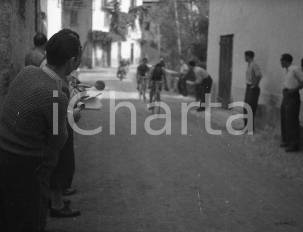 1949 MILANO-BRESCIA Ottava edizione della corsa ciclistica 2 NEGATIVO ORIGINALE Nel negativo fuga a due tra le case di paese.Negativo originale in bianco e nero, su pellicola, in formato cm 6 x 4,5 CONDIZIONI: FAIR E' SEVERAMENTE VIETATA LA RIPRODUZIONE.TUTTI I DIRITTI SONO RISERVATI.ICharta mette in vendita, sul negozio eBay e in esclusiva sul sito "icharta" il proprio archivio composto da numerose diapositive e negativi fotografici d'epoca, tutti originali e autentici.Si tratta di uno sguardo inedito sull'attualità, la politica, la vita quotidiana, il gossip e la cultura, che fotografa il cambiamento della nazione (e non solo) tra il 1890 ed il 1990 circa. Un'occasione unica per il mercato del collezionismo, che vede finalmente disponibile un archivio eccezionale per vastità, tematiche e condizioni, in un settore (il negativo fotografico e la diapositiva) di assoluta novità e dalle interessanti prospettive di investimento.  originale e autentica 1