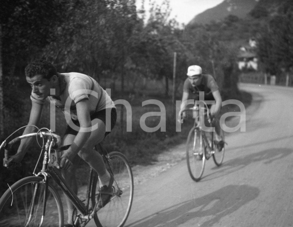 1949 MILANO-BRESCIA Ottava edizione della corsa ciclistica 4 NEGATIVO ORIGINALE Nel negativo due corridori al comando.Negativo originale in bianco e nero, su pellicola, in formato cm 6 x 4,5 CONDIZIONI: FAIR E' SEVERAMENTE VIETATA LA RIPRODUZIONE.TUTTI I DIRITTI SONO RISERVATI.ICharta mette in vendita, sul negozio eBay e in esclusiva sul sito "icharta" il proprio archivio composto da numerose diapositive e negativi fotografici d'epoca, tutti originali e autentici.Si tratta di uno sguardo inedito sull'attualità, la politica, la vita quotidiana, il gossip e la cultura, che fotografa il cambiamento della nazione (e non solo) tra il 1890 ed il 1990 circa. Un'occasione unica per il mercato del collezionismo, che vede finalmente disponibile un archivio eccezionale per vastità, tematiche e condizioni, in un settore (il negativo fotografico e la diapositiva) di assoluta novità e dalle interessanti prospettive di investimento.  originale e autentica 1