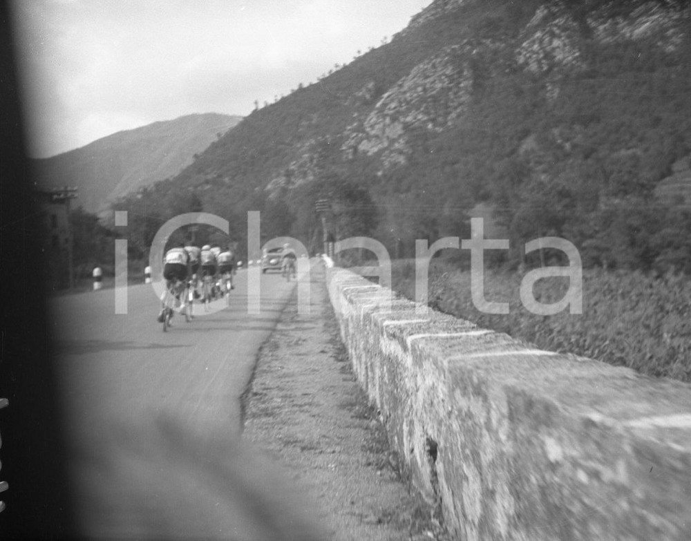 1949 MILANO-BRESCIA Ottava edizione della corsa ciclistica 8 NEGATIVO ORIGINALE Nel negativo corridori in gruppo ristretto.Negativo originale in bianco e nero, su pellicola, in formato cm 6 x 4,5 CONDIZIONI: FAIR E' SEVERAMENTE VIETATA LA RIPRODUZIONE.TUTTI I DIRITTI SONO RISERVATI.ICharta mette in vendita, sul negozio eBay e in esclusiva sul sito "icharta" il proprio archivio composto da numerose diapositive e negativi fotografici d'epoca, tutti originali e autentici.Si tratta di uno sguardo inedito sull'attualità, la politica, la vita quotidiana, il gossip e la cultura, che fotografa il cambiamento della nazione (e non solo) tra il 1890 ed il 1990 circa. Un'occasione unica per il mercato del collezionismo, che vede finalmente disponibile un archivio eccezionale per vastità, tematiche e condizioni, in un settore (il negativo fotografico e la diapositiva) di assoluta novità e dalle interessanti prospettive di investimento.  originale e autentica 1