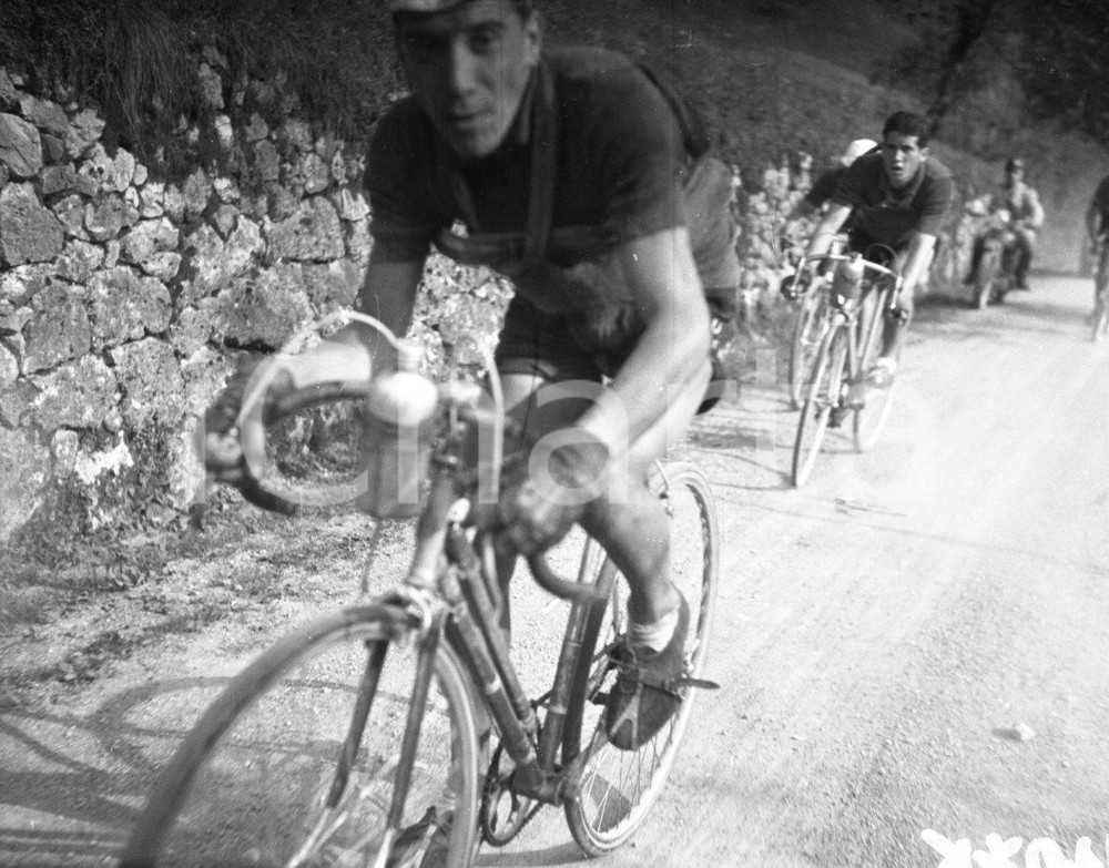 1949 MILANO-BRESCIA Ottava edizione della corsa ciclistica 7 NEGATIVO ORIGINALE Nel negativo corridori su strada sterrata.Negativo originale in bianco e nero, su pellicola, in formato cm 6 x 4,5 CONDIZIONI: FAIR E' SEVERAMENTE VIETATA LA RIPRODUZIONE.TUTTI I DIRITTI SONO RISERVATI.ICharta mette in vendita, sul negozio eBay e in esclusiva sul sito "icharta" il proprio archivio composto da numerose diapositive e negativi fotografici d'epoca, tutti originali e autentici.Si tratta di uno sguardo inedito sull'attualità, la politica, la vita quotidiana, il gossip e la cultura, che fotografa il cambiamento della nazione (e non solo) tra il 1890 ed il 1990 circa. Un'occasione unica per il mercato del collezionismo, che vede finalmente disponibile un archivio eccezionale per vastità, tematiche e condizioni, in un settore (il negativo fotografico e la diapositiva) di assoluta novità e dalle interessanti prospettive di investimento.  originale e autentica 1