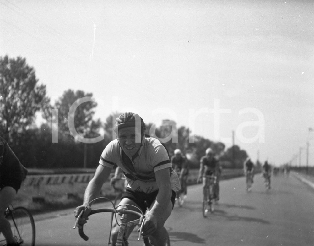 1949 MILANO-BRESCIA Ottava edizione della corsa ciclistica 11 NEGATIVO ORIGINALE Nel negativo corridori in gruppo sgranato.Negativo originale in bianco e nero, su pellicola, in formato cm 6 x 4,5 CONDIZIONI: FAIR E' SEVERAMENTE VIETATA LA RIPRODUZIONE.TUTTI I DIRITTI SONO RISERVATI.ICharta mette in vendita, sul negozio eBay e in esclusiva sul sito "icharta" il proprio archivio composto da numerose diapositive e negativi fotografici d'epoca, tutti originali e autentici.Si tratta di uno sguardo inedito sull'attualità, la politica, la vita quotidiana, il gossip e la cultura, che fotografa il cambiamento della nazione (e non solo) tra il 1890 ed il 1990 circa. Un'occasione unica per il mercato del collezionismo, che vede finalmente disponibile un archivio eccezionale per vastità, tematiche e condizioni, in un settore (il negativo fotografico e la diapositiva) di assoluta novità e dalle interessanti prospettive di investimento.  originale e autentica 1