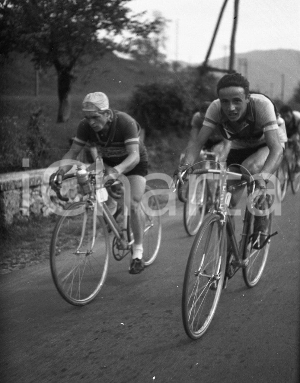 1949 MILANO-BRESCIA Ottava edizione della corsa ciclistica 13 NEGATIVO ORIGINALE Nel negativo corridori in gruppo ristretto.Negativo originale in bianco e nero, su pellicola, in formato cm 4,5 x 6 CONDIZIONI: FAIR E' SEVERAMENTE VIETATA LA RIPRODUZIONE.TUTTI I DIRITTI SONO RISERVATI.ICharta mette in vendita, sul negozio eBay e in esclusiva sul sito "icharta" il proprio archivio composto da numerose diapositive e negativi fotografici d'epoca, tutti originali e autentici.Si tratta di uno sguardo inedito sull'attualità, la politica, la vita quotidiana, il gossip e la cultura, che fotografa il cambiamento della nazione (e non solo) tra il 1890 ed il 1990 circa. Un'occasione unica per il mercato del collezionismo, che vede finalmente disponibile un archivio eccezionale per vastità, tematiche e condizioni, in un settore (il negativo fotografico e la diapositiva) di assoluta novità e dalle interessanti prospettive di investimento.  originale e autentica 1