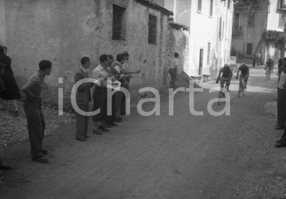 1949 MILANO-BRESCIA 8^ edizione della corsa ciclistica 4 NEGATIVO ORIGINALE Nel negativo corridori al passaggio tra le case.Negativo originale in bianco e nero, su pellicola, in formato cm 6 x 4,5 CONDIZIONI: FAIR E' SEVERAMENTE VIETATA LA RIPRODUZIONE.TUTTI I DIRITTI SONO RISERVATI.ICharta mette in vendita, sul negozio eBay e in esclusiva sul sito "icharta" il proprio archivio composto da numerose diapositive e negativi fotografici d'epoca, tutti originali e autentici.Si tratta di uno sguardo inedito sull'attualità, la politica, la vita quotidiana, il gossip e la cultura, che fotografa il cambiamento della nazione (e non solo) tra il 1890 ed il 1990 circa. Un'occasione unica per il mercato del collezionismo, che vede finalmente disponibile un archivio eccezionale per vastità, tematiche e condizioni, in un settore (il negativo fotografico e la diapositiva) di assoluta novità e dalle interessanti prospettive di investimento.  originale e autentica 1