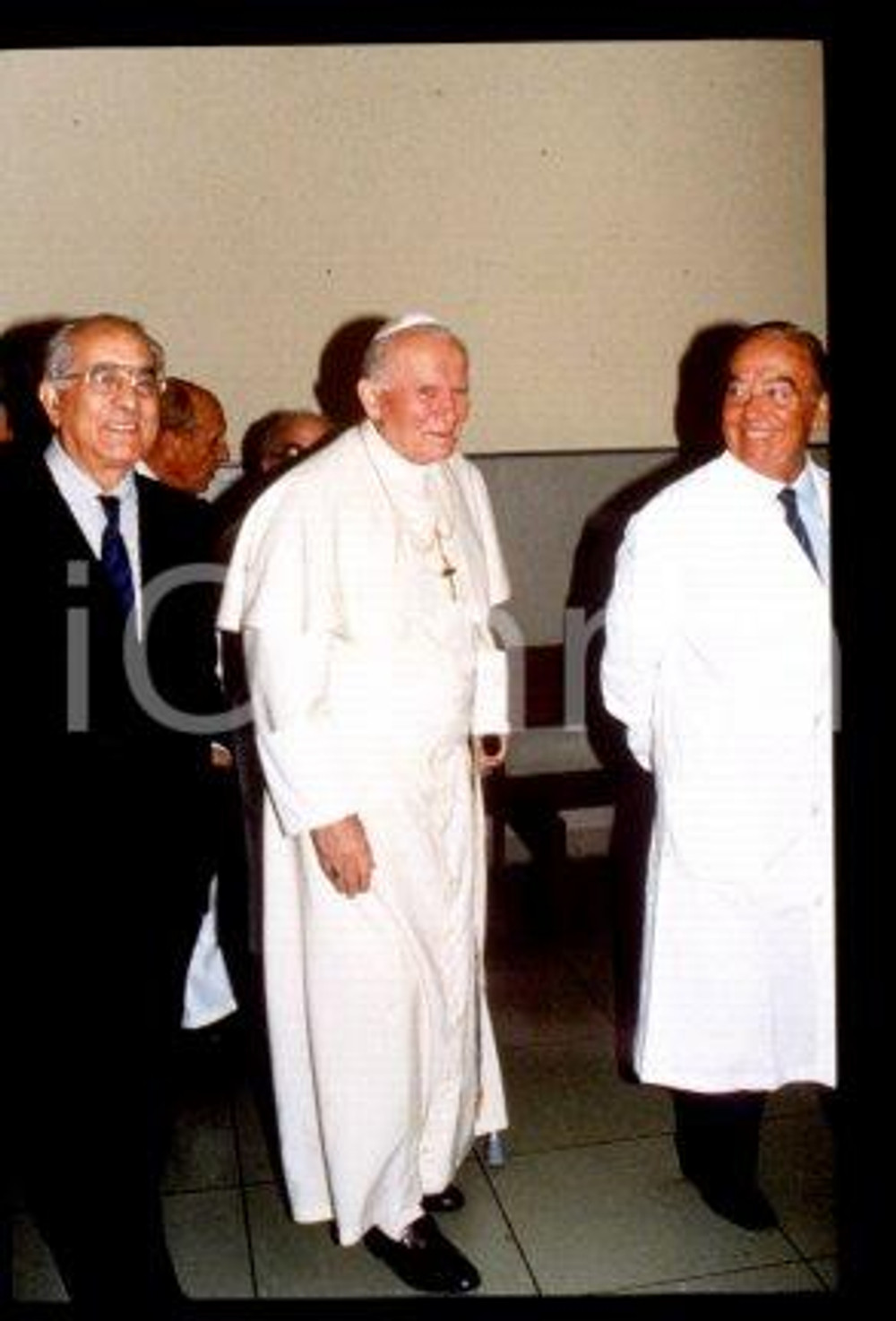 35mm vintage slide* 1994 ROMA Papa GIOVANNI PAOLO II - Ospedale Gemelli 2  Diapositiva d'epoca, in formato 35 mm.CONDIZIONI: GOODE' severamente vietata la riproduzione. Tutti i diritti sono riservati.Nella diapositiva ICharta mette in vendita, sul negozio eBay e in esclusiva sul sito "icharta" il proprio archivio composto da numerose diapositive e negativi fotografici d'epoca, tutti originali e autentici, che attraversano la storia del costume italiano tra gli la fine degli anni Sessanta e Novanta.Si tratta di uno sguardo inedito sull'attualit&agrave;, la politica, la vita quotidiana, il gossip e la cultura, che fotografa il cambiamento della nazione in quest'ultimo scorcio del XX secolo. Un'occasione unica per il mercato del collezionismo, che vede finalmente disponibile un archivio eccezionale per vastit&agrave;, tematiche e condizioni, in un settore (il negativo fotografico e la diapositiva) di assoluta novit&agrave; e dalle interessanti prospettive di investimento.  FAIR/discreto   originale e autentica 1