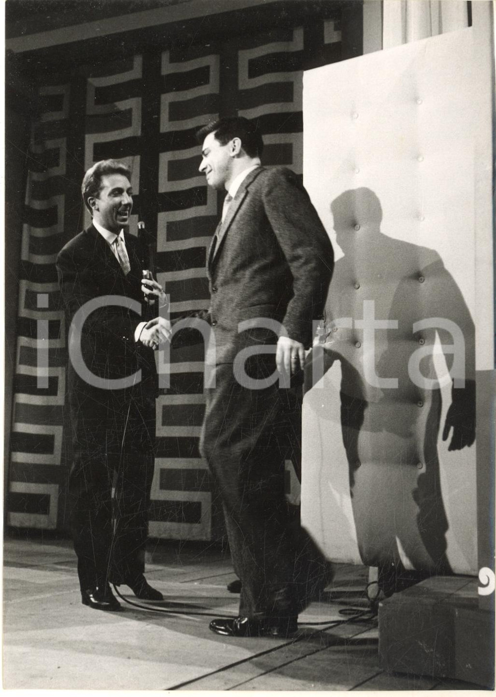 1956 LASCIA O RADDOPPIA? Mike BONGIORNO - Concorrente Luciano ZEPPEGNO *Foto  Fotografia d'epoca con didascalia coeva.  CONDIZIONI: FAIR (increspature)FORMATO: 13x18 cm     originale e autentica 1