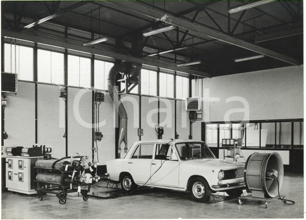 1966 TORINO FIAT - Impianto misurazione gas di scarico con FIAT 124 *Foto  Fotografia d'epoca con didascalia coeva al verso.    CONDIZIONI: G  FORMATO: 18x13 cm     originale e autentica 1