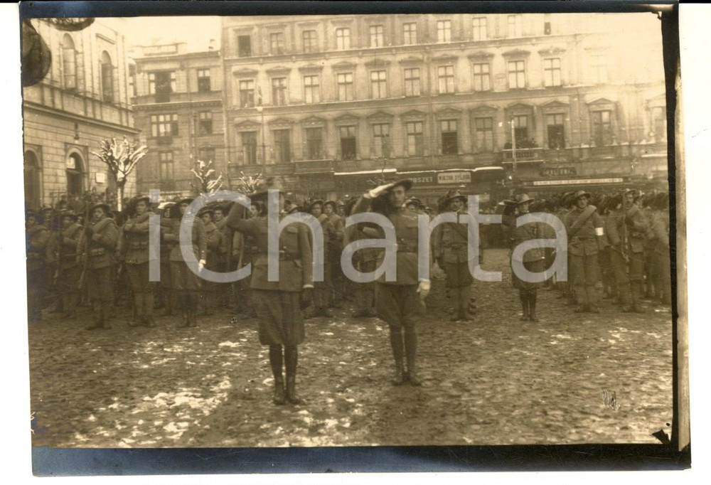 Fotografia d epoca originale 1920 VARSAVIA Spedizione italiana  I bersaglieri presentano le armi Foto 2 1