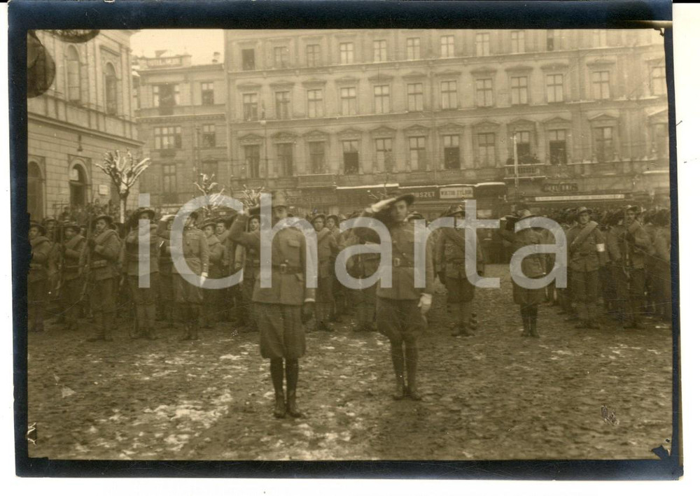 Fotografia d epoca originale 1920 VARSAVIA Spedizione italiana  I bersaglieri presentano le armi Foto 3 1