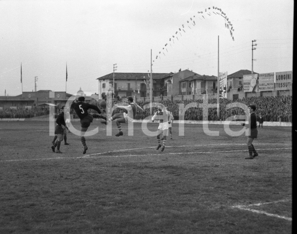 1952 BRESCIA 3 MONZA 1 Semirovesciata verso porta Brescia (1) NEGATIVO ORIGINALE Campionato serie B 1951-52Negativo originale in bianco e nero su pellicola.  E' SEVERAMENTE VIETATA LA RIPRODUZIONE.TUTTI I DIRITTI SONO RISERVATI.ICharta mette in vendita, sul negozio eBay e in esclusiva sul sito "icharta" il proprio archivio composto da numerose diapositive e negativi fotografici d'epoca, tutti originali e autentici.Si tratta di uno sguardo inedito sull'attualità, la politica, la vita quotidiana, il gossip e la cultura, che fotografa il cambiamento della nazione (e non solo) tra il 1890 ed il 1990 circa. Un'occasione unica per il mercato del collezionismo, che vede finalmente disponibile un archivio eccezionale per vastità, tematiche e condizioni, in un settore (il negativo fotografico e la diapositiva) di assoluta novità e dalle interessanti prospettive di investimento. CONDIZIONI:POOR/danneggiato Segni sul negativoFORMATO: cm 6 x 4,5 originale e autentica 1