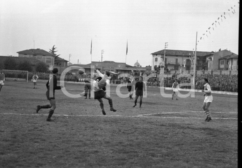 1952 BRESCIA 3 MONZA 1 Semirovesciata verso la porta Brescia NEGATIVO ORIGINALE Campionato serie B 1951-52Negativo originale in bianco e nero su pellicola.  E' SEVERAMENTE VIETATA LA RIPRODUZIONE.TUTTI I DIRITTI SONO RISERVATI.ICharta mette in vendita, sul negozio eBay e in esclusiva sul sito "icharta" il proprio archivio composto da numerose diapositive e negativi fotografici d'epoca, tutti originali e autentici.Si tratta di uno sguardo inedito sull'attualità, la politica, la vita quotidiana, il gossip e la cultura, che fotografa il cambiamento della nazione (e non solo) tra il 1890 ed il 1990 circa. Un'occasione unica per il mercato del collezionismo, che vede finalmente disponibile un archivio eccezionale per vastità, tematiche e condizioni, in un settore (il negativo fotografico e la diapositiva) di assoluta novità e dalle interessanti prospettive di investimento. CONDIZIONI:POOR/danneggiato Segni sul negativoFORMATO: cm 6 x 4,5 originale e autentica 1