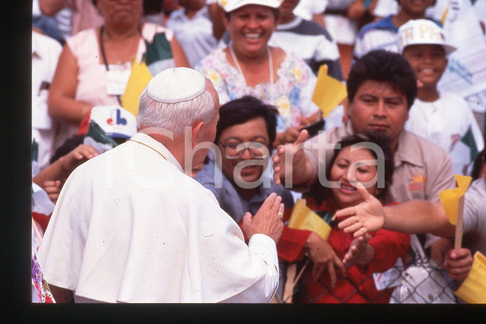 35mm vintage slide* 1993 YUCATAN Giovanni Paolo II with mexican people 1  Diapositiva d'epoca, in formato 35 mm.CONDIZIONI: GOODE' severamente vietata la riproduzione. Tutti i diritti sono riservati.Nella diapositiva ICharta mette in vendita, sul negozio eBay e in esclusiva sul sito "icharta" il proprio archivio composto da numerose diapositive e negativi fotografici d'epoca, tutti originali e autentici, che attraversano la storia del costume italiano tra gli la fine degli anni Sessanta e Novanta.Si tratta di uno sguardo inedito sull'attualit&agrave;, la politica, la vita quotidiana, il gossip e la cultura, che fotografa il cambiamento della nazione in quest'ultimo scorcio del XX secolo. Un'occasione unica per il mercato del collezionismo, che vede finalmente disponibile un archivio eccezionale per vastit&agrave;, tematiche e condizioni, in un settore (il negativo fotografico e la diapositiva) di assoluta novit&agrave; e dalle interessanti prospettive di investimento.  FAIR/discreto   originale e autentica 1