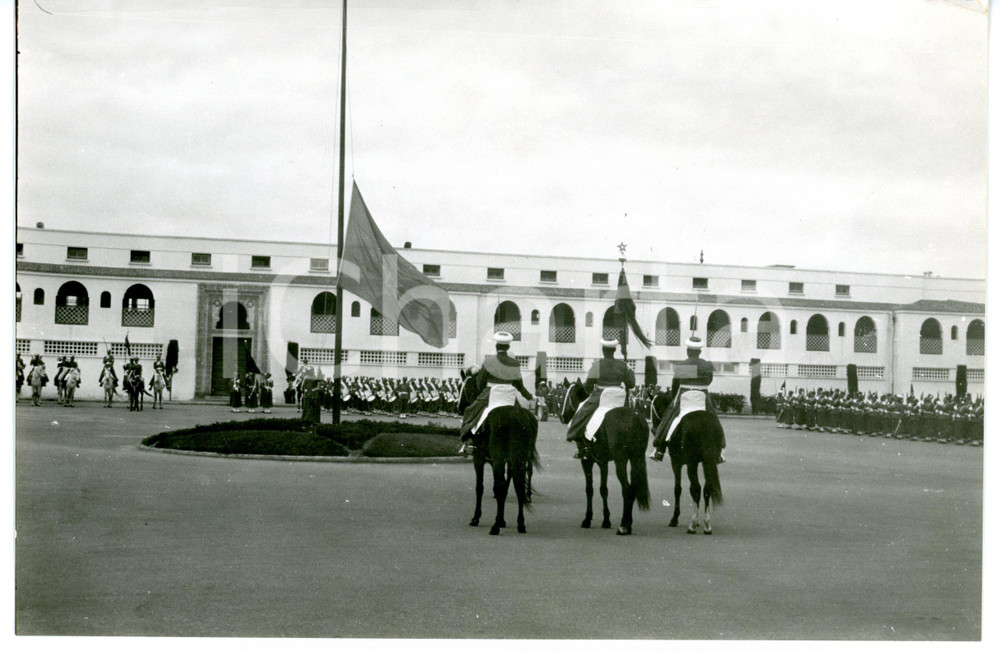 1955 ca MAROC Cerimonia con guardie a cavallo e banda musicale militare ^Foto  Fotografia d'epoca.  CONDIZIONI: G FORMATO: 20x13 cm     originale e autentica 1