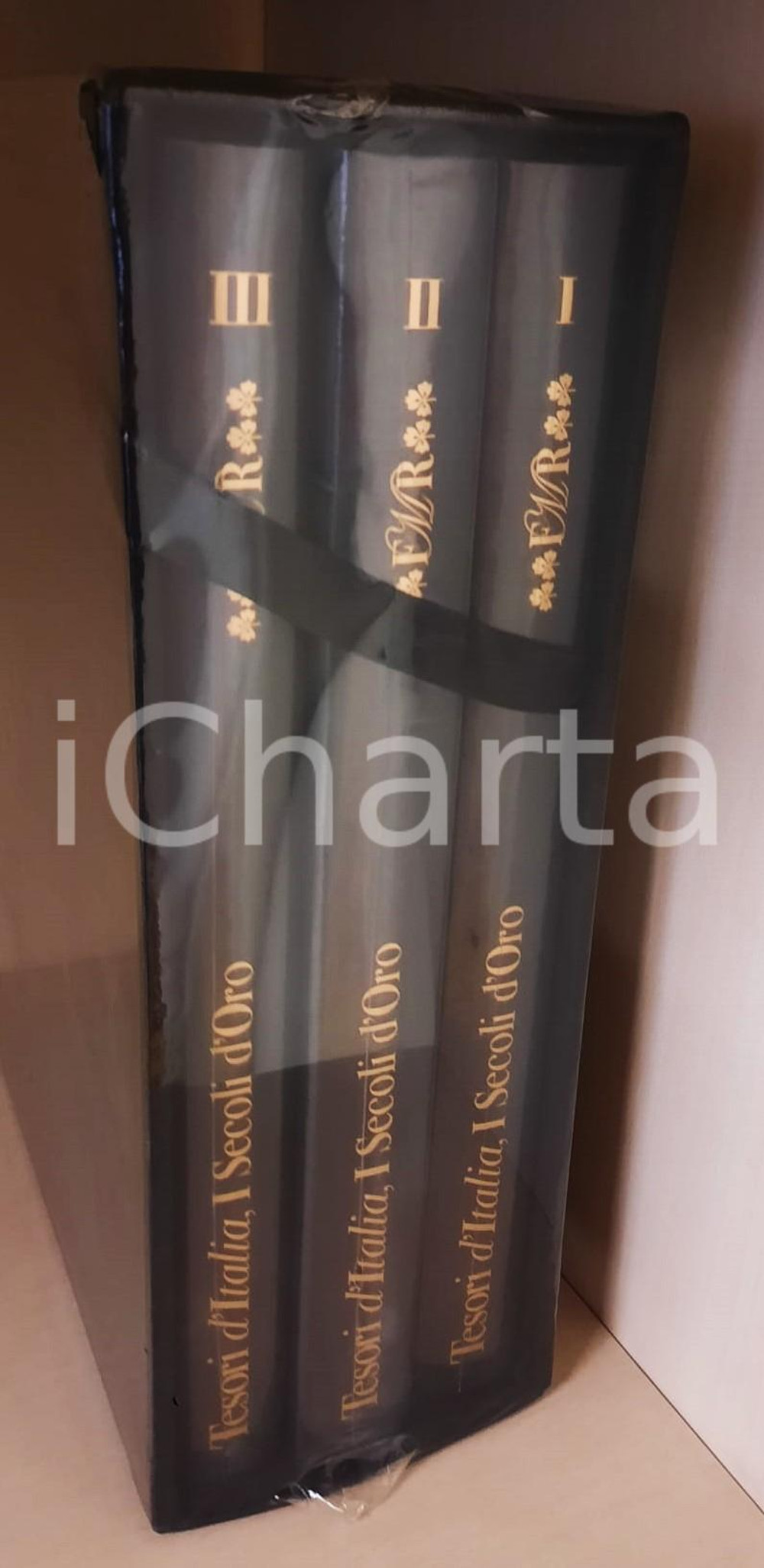 2007 Tesori d'Italia. I Secoli d'Oro - FMR Franco Maria Ricci 3 voll. Legatura editoriale in seta nera con illustrazione applicata. Cofanetto rigido.Titoli in oro ai piatti e al dorso.In 3 volumi, intonsi con cellophane originale.EDITORE: Franco Maria Ricci Editore CONDIZIONI:GOOD/buonoFORMATO: 26x32 cm originale e autentica 1