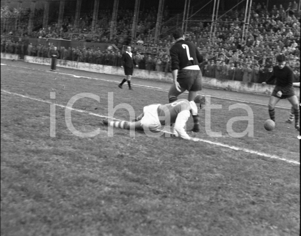 1952 BRESCIA 3 MONZA 1 Difensore del Brescia rinvia pallone NEGATIVO ORIGINALE Campionato serie B 1951-52Negativo originale in bianco e nero su pellicola.  E' SEVERAMENTE VIETATA LA RIPRODUZIONE.TUTTI I DIRITTI SONO RISERVATI.ICharta mette in vendita, sul negozio eBay e in esclusiva sul sito "icharta" il proprio archivio composto da numerose diapositive e negativi fotografici d'epoca, tutti originali e autentici.Si tratta di uno sguardo inedito sull'attualità, la politica, la vita quotidiana, il gossip e la cultura, che fotografa il cambiamento della nazione (e non solo) tra il 1890 ed il 1990 circa. Un'occasione unica per il mercato del collezionismo, che vede finalmente disponibile un archivio eccezionale per vastità, tematiche e condizioni, in un settore (il negativo fotografico e la diapositiva) di assoluta novità e dalle interessanti prospettive di investimento. CONDIZIONI:FAIR/discretoFORMATO: cm 6 x 4,5 originale e autentica 1