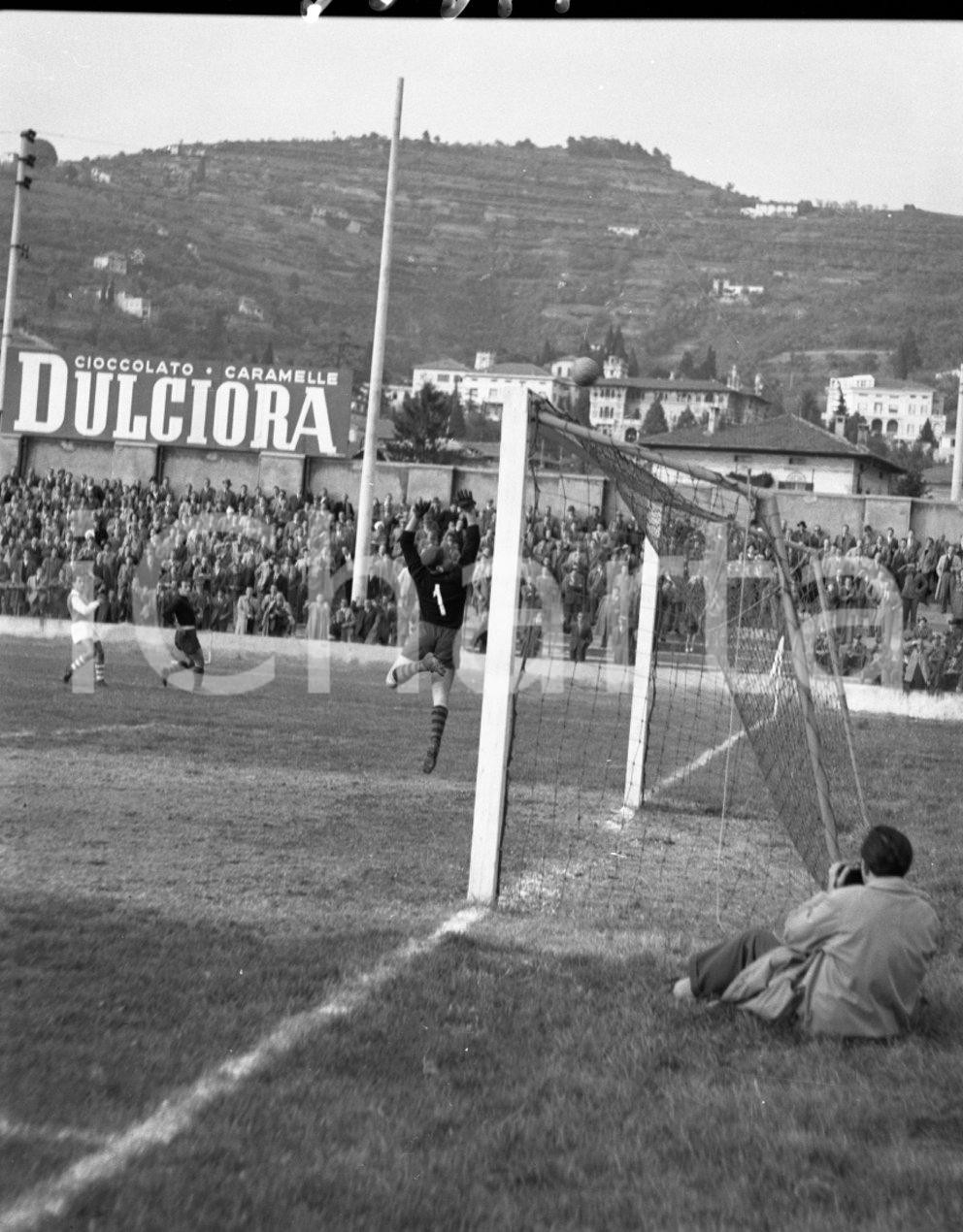 1952 BRESCIA 3 MONZA 1 Portiere in presa alta NEGATIVO ORIGINALE Campionato serie B 1951-52Negativo originale in bianco e nero su pellicola.  E' SEVERAMENTE VIETATA LA RIPRODUZIONE.TUTTI I DIRITTI SONO RISERVATI.ICharta mette in vendita, sul negozio eBay e in esclusiva sul sito "icharta" il proprio archivio composto da numerose diapositive e negativi fotografici d'epoca, tutti originali e autentici.Si tratta di uno sguardo inedito sull'attualità, la politica, la vita quotidiana, il gossip e la cultura, che fotografa il cambiamento della nazione (e non solo) tra il 1890 ed il 1990 circa. Un'occasione unica per il mercato del collezionismo, che vede finalmente disponibile un archivio eccezionale per vastità, tematiche e condizioni, in un settore (il negativo fotografico e la diapositiva) di assoluta novità e dalle interessanti prospettive di investimento. CONDIZIONI:FAIR/discretoFORMATO: cm 4,5 x  6 originale e autentica 1