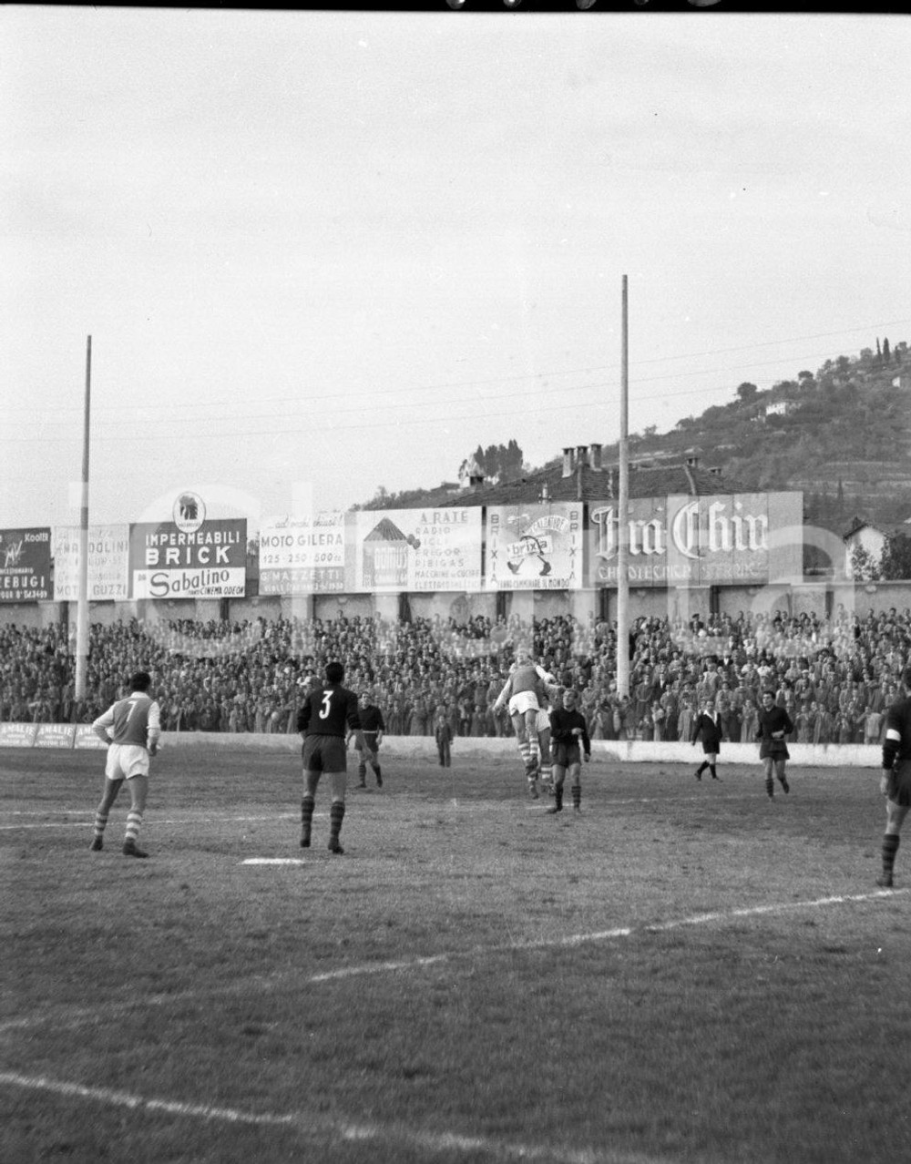 1952 BRESCIA 3 MONZA 1 Azione d'attacco in area del Brescia NEGATIVO ORIGINALE Campionato serie B 1951-52Negativo originale in bianco e nero su pellicola.  E' SEVERAMENTE VIETATA LA RIPRODUZIONE.TUTTI I DIRITTI SONO RISERVATI.ICharta mette in vendita, sul negozio eBay e in esclusiva sul sito "icharta" il proprio archivio composto da numerose diapositive e negativi fotografici d'epoca, tutti originali e autentici.Si tratta di uno sguardo inedito sull'attualità, la politica, la vita quotidiana, il gossip e la cultura, che fotografa il cambiamento della nazione (e non solo) tra il 1890 ed il 1990 circa. Un'occasione unica per il mercato del collezionismo, che vede finalmente disponibile un archivio eccezionale per vastità, tematiche e condizioni, in un settore (il negativo fotografico e la diapositiva) di assoluta novità e dalle interessanti prospettive di investimento. CONDIZIONI:FAIR/discretoFORMATO: cm 4,5 x  6 originale e autentica 1