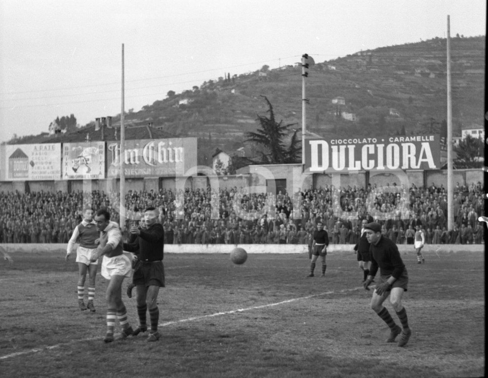 1952 BRESCIA 3 MONZA 1 Azione in area di rigore del Brescia NEGATIVO ORIGINALE Campionato serie B 1951-52Negativo originale in bianco e nero su pellicola.  E' SEVERAMENTE VIETATA LA RIPRODUZIONE.TUTTI I DIRITTI SONO RISERVATI.ICharta mette in vendita, sul negozio eBay e in esclusiva sul sito "icharta" il proprio archivio composto da numerose diapositive e negativi fotografici d'epoca, tutti originali e autentici.Si tratta di uno sguardo inedito sull'attualità, la politica, la vita quotidiana, il gossip e la cultura, che fotografa il cambiamento della nazione (e non solo) tra il 1890 ed il 1990 circa. Un'occasione unica per il mercato del collezionismo, che vede finalmente disponibile un archivio eccezionale per vastità, tematiche e condizioni, in un settore (il negativo fotografico e la diapositiva) di assoluta novità e dalle interessanti prospettive di investimento. CONDIZIONI:FAIR/discretoFORMATO: cm 6 x 4,5 originale e autentica 1