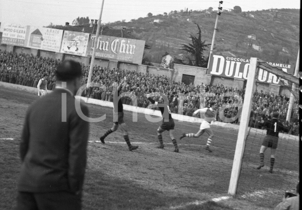 1952 BRESCIA 3 MONZA 1 Proteste per la rete del Monza NEGATIVO ORIGINALE Campionato serie B 1951-52Negativo originale in bianco e nero su pellicola.  E' SEVERAMENTE VIETATA LA RIPRODUZIONE.TUTTI I DIRITTI SONO RISERVATI.ICharta mette in vendita, sul negozio eBay e in esclusiva sul sito "icharta" il proprio archivio composto da numerose diapositive e negativi fotografici d'epoca, tutti originali e autentici.Si tratta di uno sguardo inedito sull'attualità, la politica, la vita quotidiana, il gossip e la cultura, che fotografa il cambiamento della nazione (e non solo) tra il 1890 ed il 1990 circa. Un'occasione unica per il mercato del collezionismo, che vede finalmente disponibile un archivio eccezionale per vastità, tematiche e condizioni, in un settore (il negativo fotografico e la diapositiva) di assoluta novità e dalle interessanti prospettive di investimento. CONDIZIONI:FAIR/discretoFORMATO: cm 6 x 4,5 originale e autentica 1