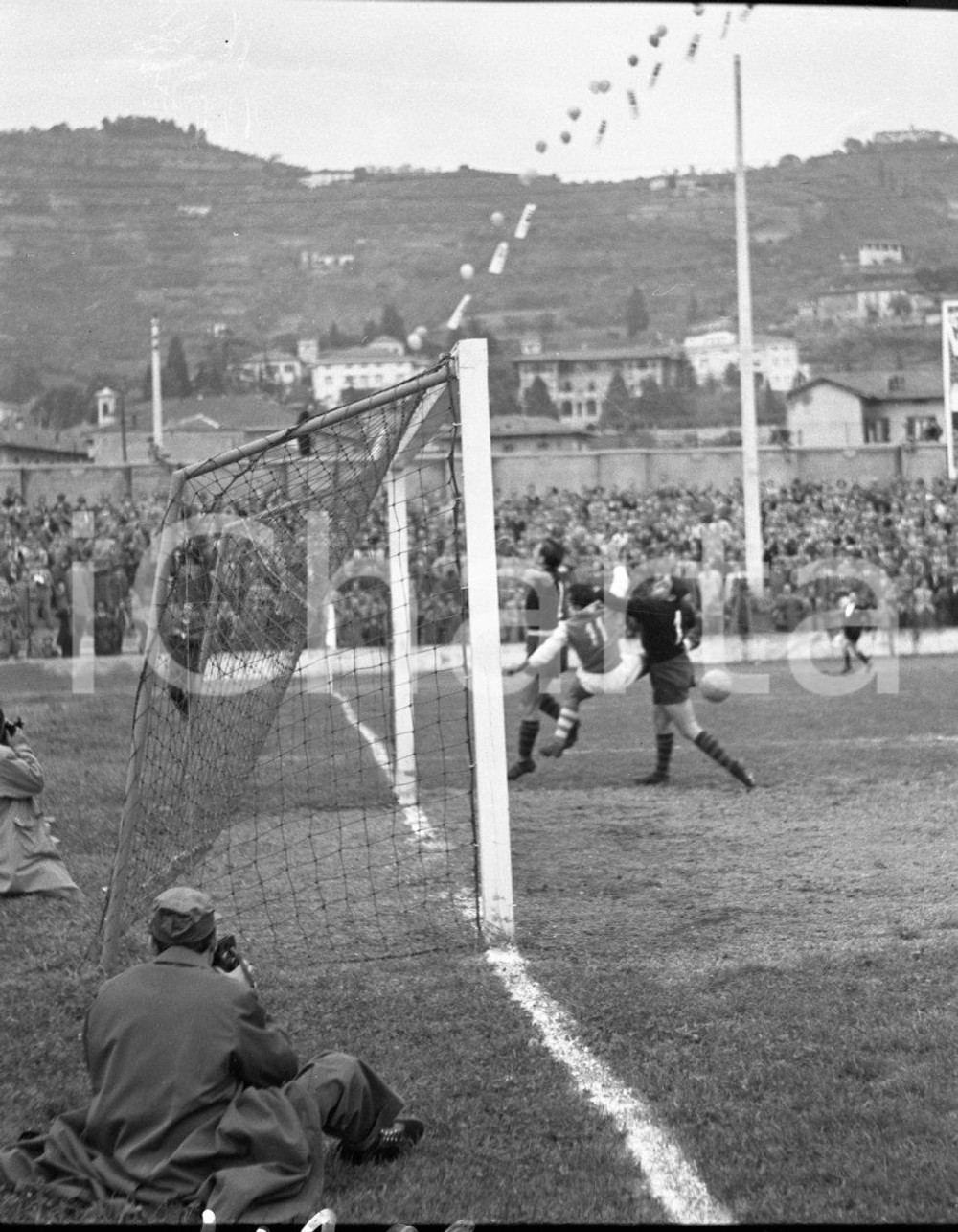 1952 BRESCIA 3 MONZA 1 Azione in area di rigore del Brescia 1 NEGATIVO ORIGINALE Campionato serie B 1951-52Negativo originale in bianco e nero su pellicola.  E' SEVERAMENTE VIETATA LA RIPRODUZIONE.TUTTI I DIRITTI SONO RISERVATI.ICharta mette in vendita, sul negozio eBay e in esclusiva sul sito "icharta" il proprio archivio composto da numerose diapositive e negativi fotografici d'epoca, tutti originali e autentici.Si tratta di uno sguardo inedito sull'attualità, la politica, la vita quotidiana, il gossip e la cultura, che fotografa il cambiamento della nazione (e non solo) tra il 1890 ed il 1990 circa. Un'occasione unica per il mercato del collezionismo, che vede finalmente disponibile un archivio eccezionale per vastità, tematiche e condizioni, in un settore (il negativo fotografico e la diapositiva) di assoluta novità e dalle interessanti prospettive di investimento. CONDIZIONI:POOR/danneggiato Segni sul negativoFORMATO: cm 4,5 x  6 originale e autentica 1