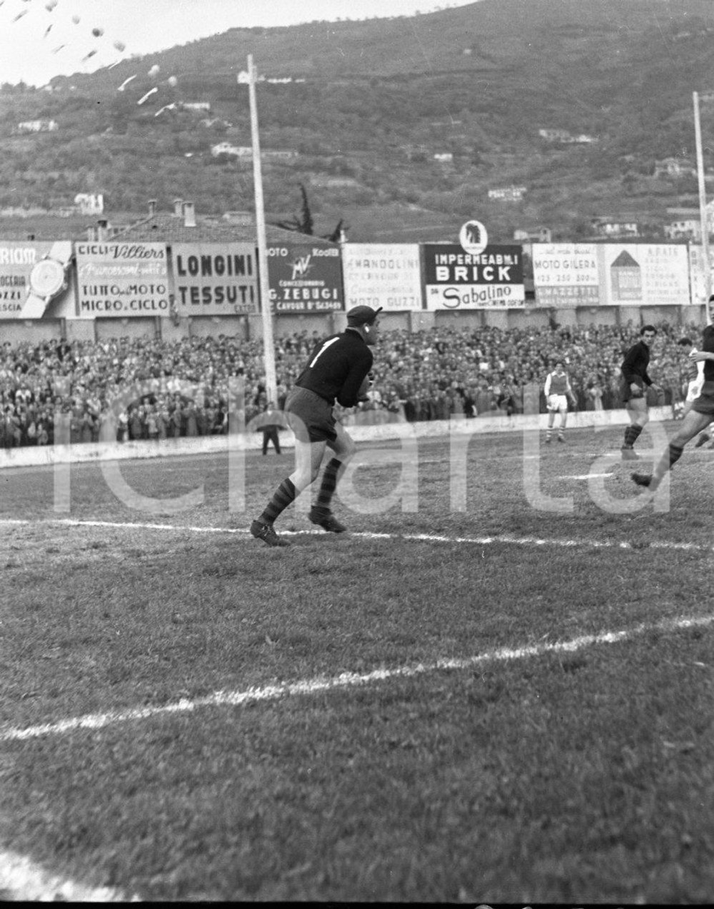 1952 BRESCIA 3 MONZA 1 Azione in area di rigore del Brescia 2 NEGATIVO ORIGINALE Campionato serie B 1951-52Negativo originale in bianco e nero su pellicola.  E' SEVERAMENTE VIETATA LA RIPRODUZIONE.TUTTI I DIRITTI SONO RISERVATI.ICharta mette in vendita, sul negozio eBay e in esclusiva sul sito "icharta" il proprio archivio composto da numerose diapositive e negativi fotografici d'epoca, tutti originali e autentici.Si tratta di uno sguardo inedito sull'attualità, la politica, la vita quotidiana, il gossip e la cultura, che fotografa il cambiamento della nazione (e non solo) tra il 1890 ed il 1990 circa. Un'occasione unica per il mercato del collezionismo, che vede finalmente disponibile un archivio eccezionale per vastità, tematiche e condizioni, in un settore (il negativo fotografico e la diapositiva) di assoluta novità e dalle interessanti prospettive di investimento. CONDIZIONI:POOR/danneggiato Segni sul negativoFORMATO: cm 4,5 x  6 originale e autentica 1