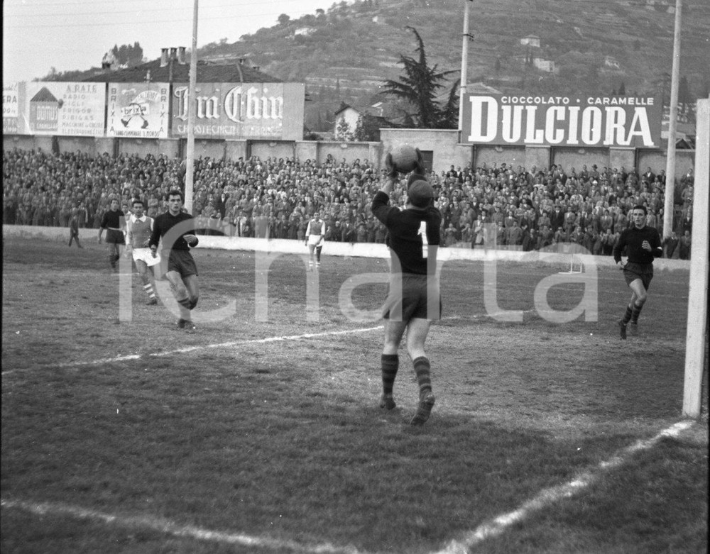 1952 BRESCIA 3 MONZA 1 Presa alta del portiere del Brescia NEGATIVO ORIGINALE Campionato serie B 1951-52Negativo originale in bianco e nero su pellicola.  E' SEVERAMENTE VIETATA LA RIPRODUZIONE.TUTTI I DIRITTI SONO RISERVATI.ICharta mette in vendita, sul negozio eBay e in esclusiva sul sito "icharta" il proprio archivio composto da numerose diapositive e negativi fotografici d'epoca, tutti originali e autentici.Si tratta di uno sguardo inedito sull'attualità, la politica, la vita quotidiana, il gossip e la cultura, che fotografa il cambiamento della nazione (e non solo) tra il 1890 ed il 1990 circa. Un'occasione unica per il mercato del collezionismo, che vede finalmente disponibile un archivio eccezionale per vastità, tematiche e condizioni, in un settore (il negativo fotografico e la diapositiva) di assoluta novità e dalle interessanti prospettive di investimento. CONDIZIONI:FAIR/discretoFORMATO: cm 6 x 4,5 originale e autentica 1