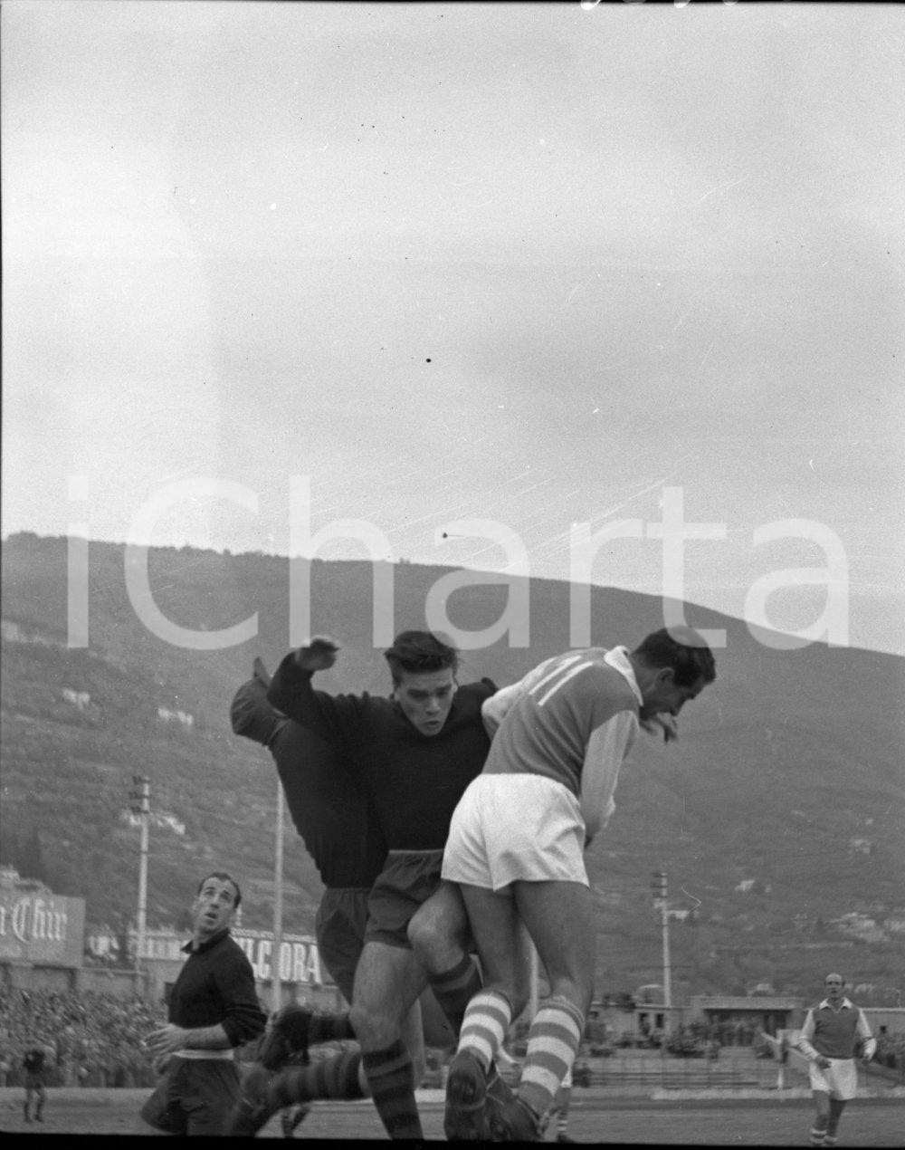 1952 CALCIO BRESCIA 3 MONZA 1 Contrasto portiere in uscita NEGATIVO ORIGINALE Campionato serie B 1951-52Negativo originale in bianco e nero su pellicola.  E' SEVERAMENTE VIETATA LA RIPRODUZIONE.TUTTI I DIRITTI SONO RISERVATI.ICharta mette in vendita, sul negozio eBay e in esclusiva sul sito "icharta" il proprio archivio composto da numerose diapositive e negativi fotografici d'epoca, tutti originali e autentici.Si tratta di uno sguardo inedito sull'attualità, la politica, la vita quotidiana, il gossip e la cultura, che fotografa il cambiamento della nazione (e non solo) tra il 1890 ed il 1990 circa. Un'occasione unica per il mercato del collezionismo, che vede finalmente disponibile un archivio eccezionale per vastità, tematiche e condizioni, in un settore (il negativo fotografico e la diapositiva) di assoluta novità e dalle interessanti prospettive di investimento. CONDIZIONI:POOR/danneggiato Alone di umiditàFORMATO: cm 4,5 x  6 originale e autentica 1