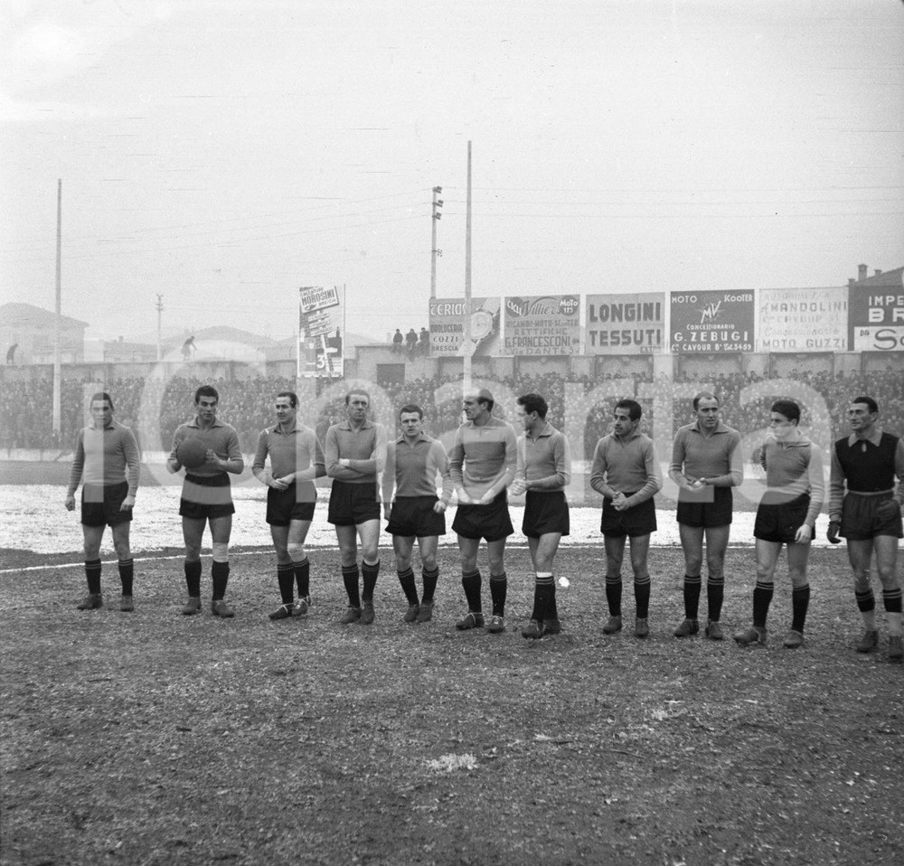 1951 CALCIO BRESCIA 1 ROMA 0 La squadra del Brescia NEGATIVO ORIGINALE Campionato 1951/52 serie BNegativo originale in bianco e nero su pellicola.  E' SEVERAMENTE VIETATA LA RIPRODUZIONE.TUTTI I DIRITTI SONO RISERVATI.ICharta mette in vendita, sul negozio eBay e in esclusiva sul sito "icharta" il proprio archivio composto da numerose diapositive e negativi fotografici d'epoca, tutti originali e autentici.Si tratta di uno sguardo inedito sull'attualità, la politica, la vita quotidiana, il gossip e la cultura, che fotografa il cambiamento della nazione (e non solo) tra il 1890 ed il 1990 circa. Un'occasione unica per il mercato del collezionismo, che vede finalmente disponibile un archivio eccezionale per vastità, tematiche e condizioni, in un settore (il negativo fotografico e la diapositiva) di assoluta novità e dalle interessanti prospettive di investimento. CONDIZIONI:FAIR/discretoFORMATO: cm 6 x 6 originale e autentica 1