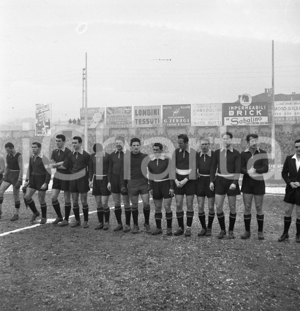 1951 CALCIO BRESCIA 1 ROMA 0 La squadra della Roma NEGATIVO ORIGINALE Campionato 1951/52 serie BNegativo originale in bianco e nero su pellicola.  E' SEVERAMENTE VIETATA LA RIPRODUZIONE.TUTTI I DIRITTI SONO RISERVATI.ICharta mette in vendita, sul negozio eBay e in esclusiva sul sito "icharta" il proprio archivio composto da numerose diapositive e negativi fotografici d'epoca, tutti originali e autentici.Si tratta di uno sguardo inedito sull'attualità, la politica, la vita quotidiana, il gossip e la cultura, che fotografa il cambiamento della nazione (e non solo) tra il 1890 ed il 1990 circa. Un'occasione unica per il mercato del collezionismo, che vede finalmente disponibile un archivio eccezionale per vastità, tematiche e condizioni, in un settore (il negativo fotografico e la diapositiva) di assoluta novità e dalle interessanti prospettive di investimento. CONDIZIONI:FAIR/discreto Lievi aloni sul negativo.FORMATO: cm 6 x 6 originale e autentica 1