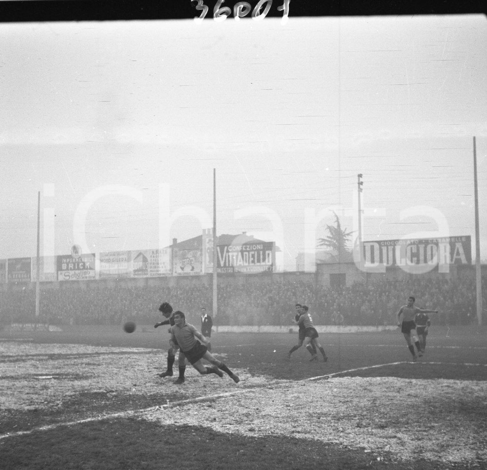 1951 CALCIO BRESCIA-ROMA Contrasti in area di rigore NEGATIVO ORIGINALE Campionato 1951/52 serie B 15° giornata 30 dicembre 1951 Negativo originale in bianco e nero su pellicola.  E' SEVERAMENTE VIETATA LA RIPRODUZIONE.TUTTI I DIRITTI SONO RISERVATI.ICharta mette in vendita, sul negozio eBay e in esclusiva sul sito "icharta" il proprio archivio composto da numerose diapositive e negativi fotografici d'epoca, tutti originali e autentici.Si tratta di uno sguardo inedito sull'attualità, la politica, la vita quotidiana, il gossip e la cultura, che fotografa il cambiamento della nazione (e non solo) tra il 1890 ed il 1990 circa. Un'occasione unica per il mercato del collezionismo, che vede finalmente disponibile un archivio eccezionale per vastità, tematiche e condizioni, in un settore (il negativo fotografico e la diapositiva) di assoluta novità e dalle interessanti prospettive di investimento. CONDIZIONI:FAIR/discretoFORMATO: cm 6 x 6 originale e autentica 1