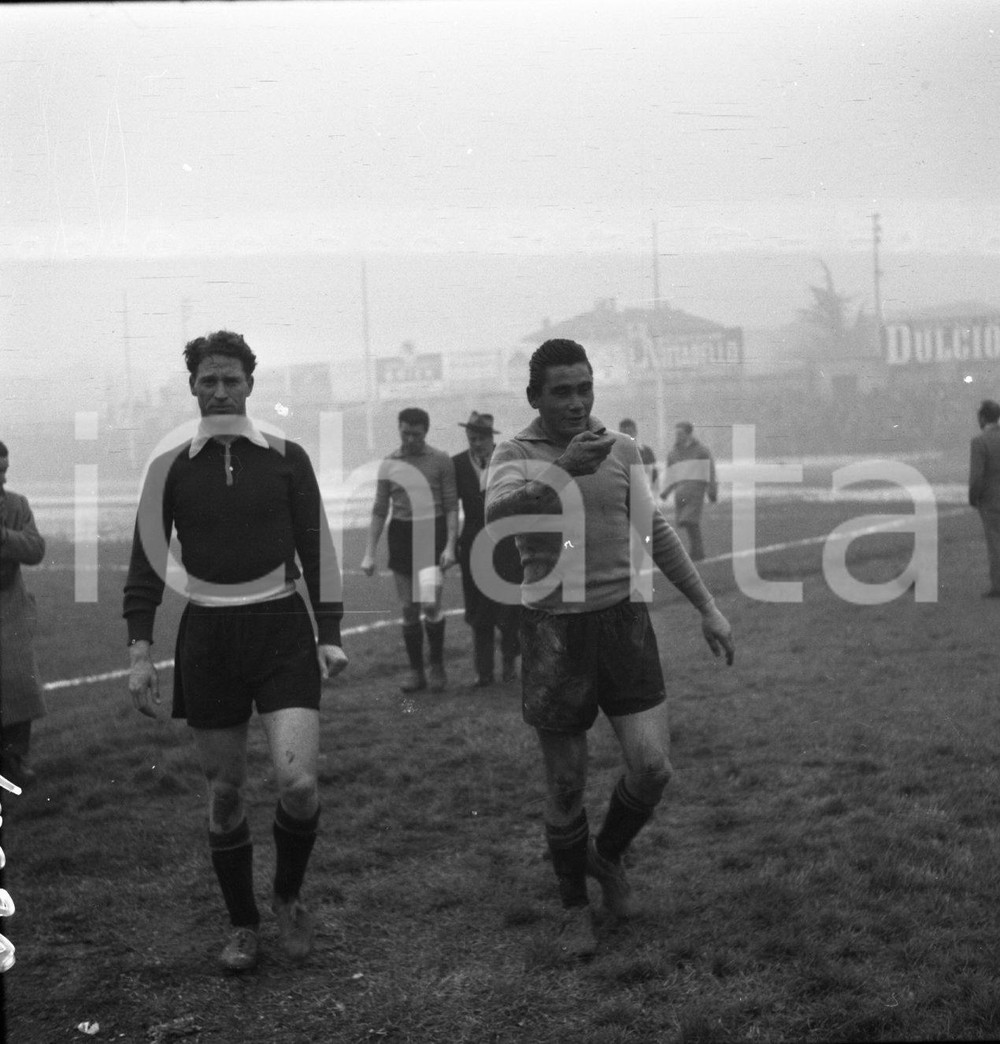 1951 CALCIO BRESCIA - ROMA Uscita campo giocatori NEGATIVO ORIGINALE Campionato 1951/52 serie B 15° giornata 30 dicembre 1951 Negativo originale in bianco e nero su pellicola.  E' SEVERAMENTE VIETATA LA RIPRODUZIONE.TUTTI I DIRITTI SONO RISERVATI.ICharta mette in vendita, sul negozio eBay e in esclusiva sul sito "icharta" il proprio archivio composto da numerose diapositive e negativi fotografici d'epoca, tutti originali e autentici.Si tratta di uno sguardo inedito sull'attualità, la politica, la vita quotidiana, il gossip e la cultura, che fotografa il cambiamento della nazione (e non solo) tra il 1890 ed il 1990 circa. Un'occasione unica per il mercato del collezionismo, che vede finalmente disponibile un archivio eccezionale per vastità, tematiche e condizioni, in un settore (il negativo fotografico e la diapositiva) di assoluta novità e dalle interessanti prospettive di investimento. CONDIZIONI:FAIR/discretoFORMATO: cm 6 x 6 originale e autentica 1